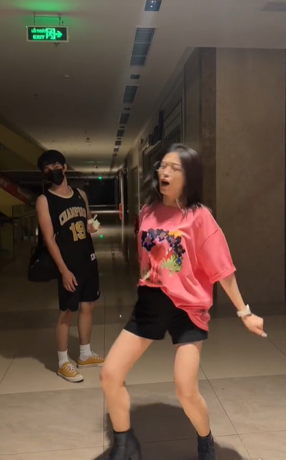 Phương Nga có hành động 'lạ' hậu concert BlackPink Hà Nội, nhìn thái độ bất lực của Bình An ai cũng bật cười - Ảnh 2 Phương Nga có hành động 'lạ' hậu concert BlackPink Hà Nội, nhìn thái độ bất lực của Bình An ai cũng bật cười - Ảnh 2