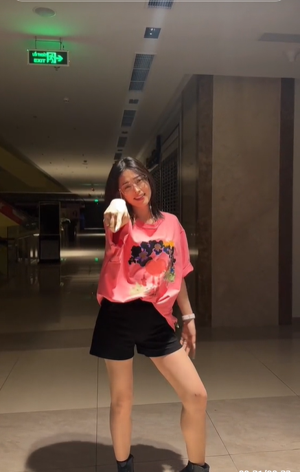 Phương Nga có hành động 'lạ' hậu concert BlackPink Hà Nội, nhìn thái độ bất lực của Bình An ai cũng bật cười - Ảnh 1 Phương Nga có hành động 'lạ' hậu concert BlackPink Hà Nội, nhìn thái độ bất lực của Bình An ai cũng bật cười - Ảnh 1