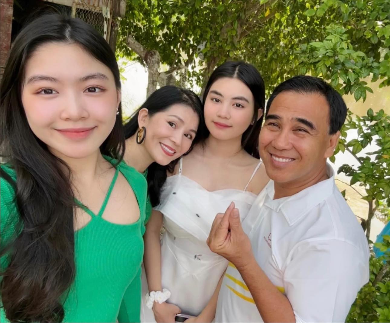 Cô thường xuyên chia sẻ hình ảnh gia đình khiến cộng đồng mạng vô cùng ngưỡng mộ. Ảnh: FBNV Cô thường xuyên chia sẻ hình ảnh gia đình khiến cộng đồng mạng vô cùng ngưỡng mộ. Ảnh: FBNV