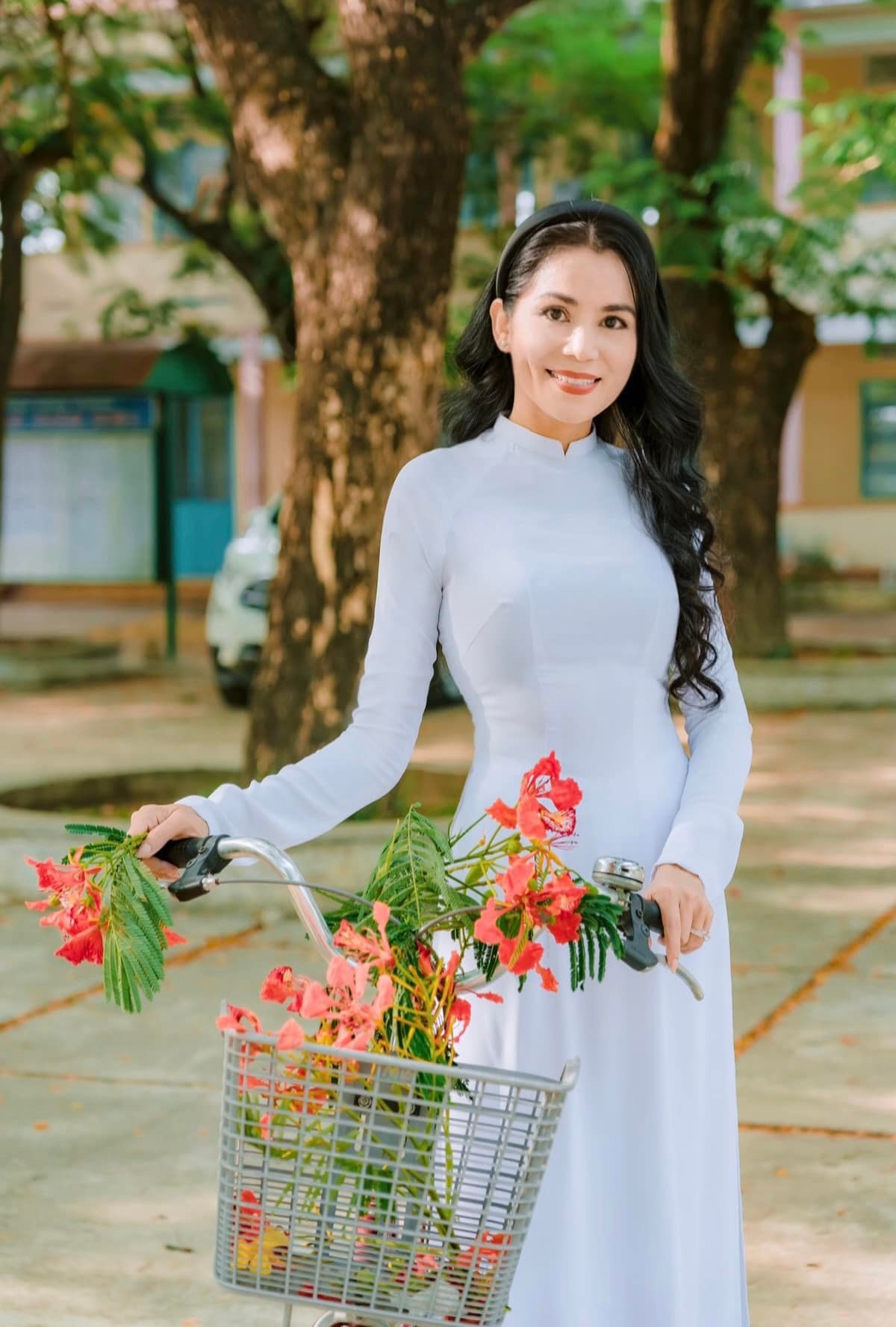 Bà xã Quyền Linh diện áo dài trắng như gái đôi mươi, hai cô con gái hưởng trọn gen của mẹ - Ảnh 1 Bà xã Quyền Linh diện áo dài trắng như gái đôi mươi, hai cô con gái hưởng trọn gen của mẹ - Ảnh 1