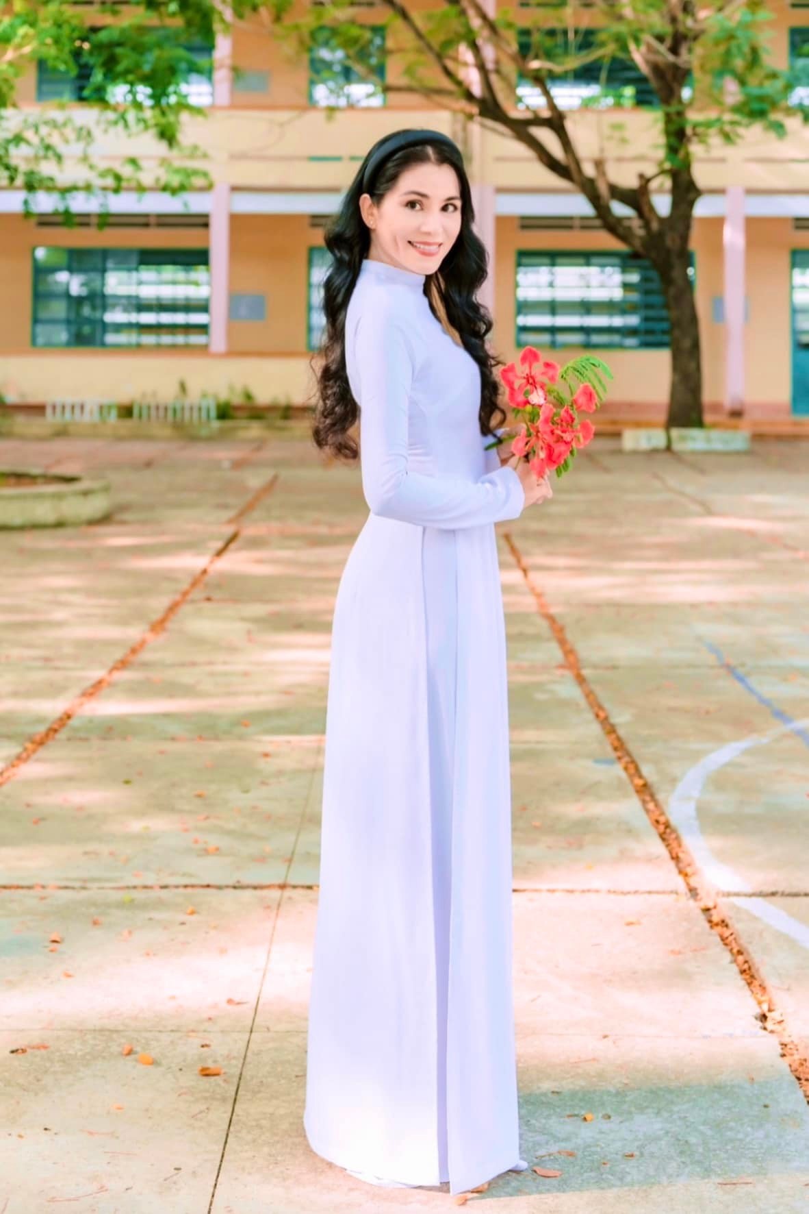 Bà xã Quyền Linh diện áo dài trắng như gái đôi mươi, hai cô con gái hưởng trọn gen của mẹ - Ảnh 2 Bà xã Quyền Linh diện áo dài trắng như gái đôi mươi, hai cô con gái hưởng trọn gen của mẹ - Ảnh 2