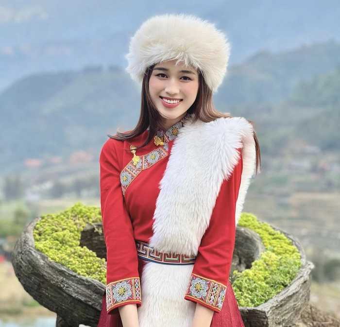 Hoa hậu Đỗ Thị Hà từng vướng tranh cãi khi diện trang phục mang hơi hướng của người Mông Cổ trong chuyến đi Sapa. Hoa hậu Đỗ Thị Hà từng vướng tranh cãi khi diện trang phục mang hơi hướng của người Mông Cổ trong chuyến đi Sapa.