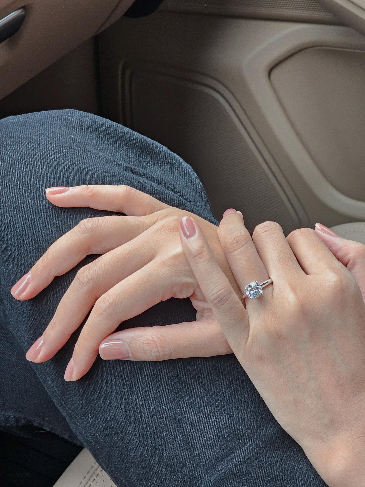Cận cảnh chiếc nhẫn kim cương Thanh Hằng được bạn trai cầu hôn. Ảnh: FBNV. Cận cảnh chiếc nhẫn kim cương Thanh Hằng được bạn trai cầu hôn. Ảnh: FBNV.