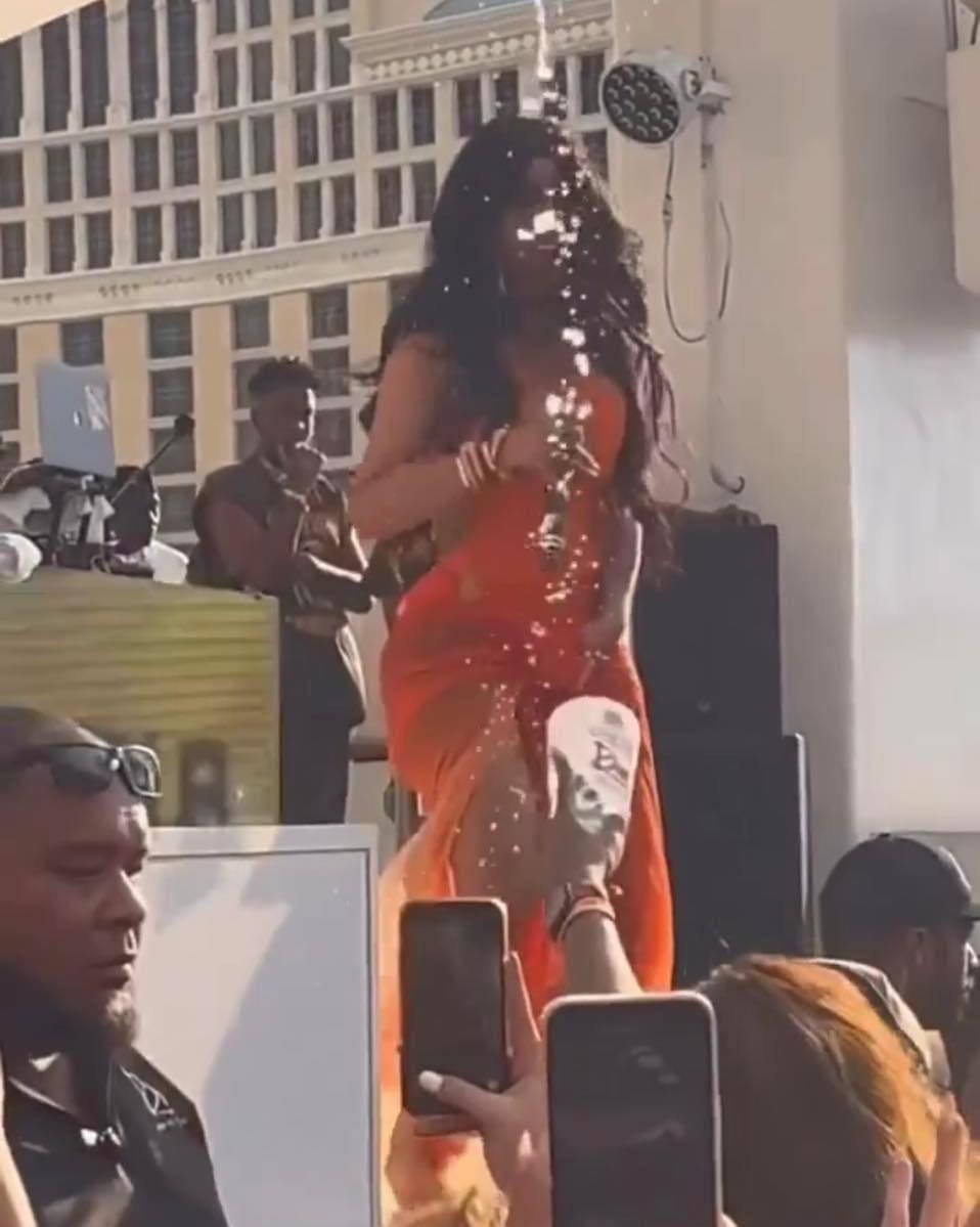 Chiếc micro Cardi B ném vào khán giả bất ngờ được đấu giá lên đến 1,18 tỷ đồng - Ảnh 2