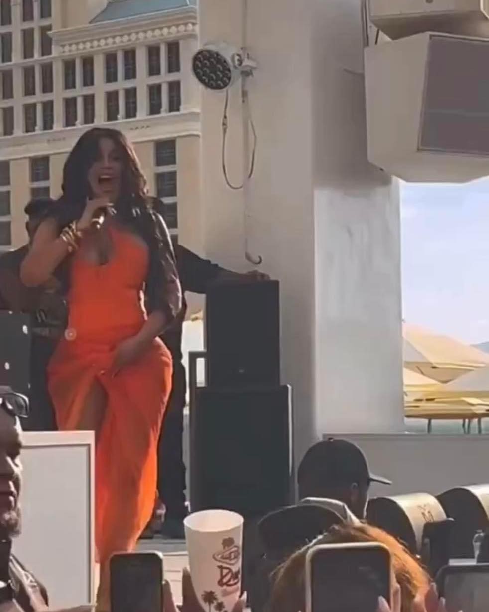 Chiếc micro Cardi B ném vào khán giả bất ngờ được đấu giá lên đến 1,18 tỷ đồng - Ảnh 1