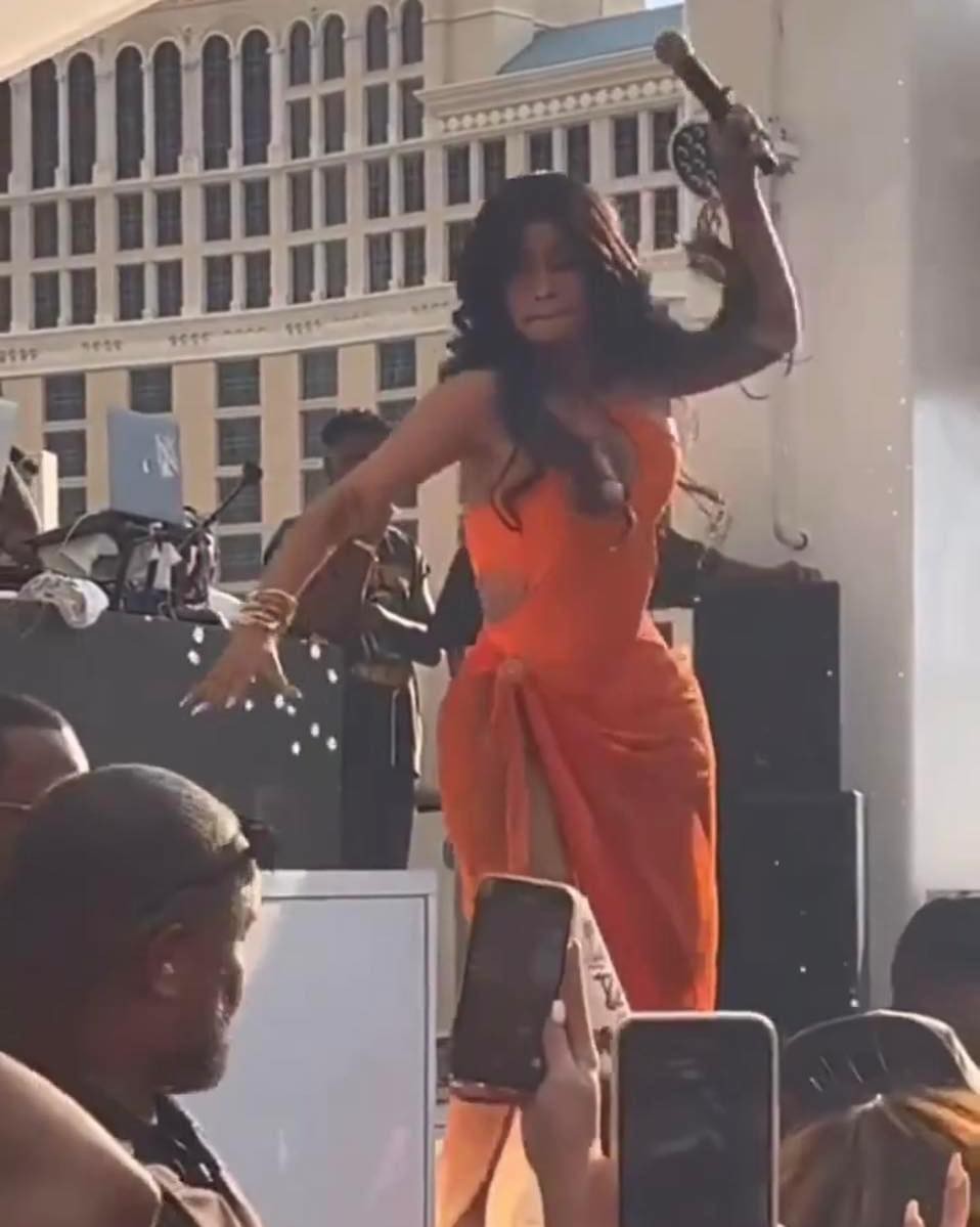 Chiếc micro Cardi B ném vào khán giả bất ngờ được đấu giá lên đến 1,18 tỷ đồng - Ảnh 3