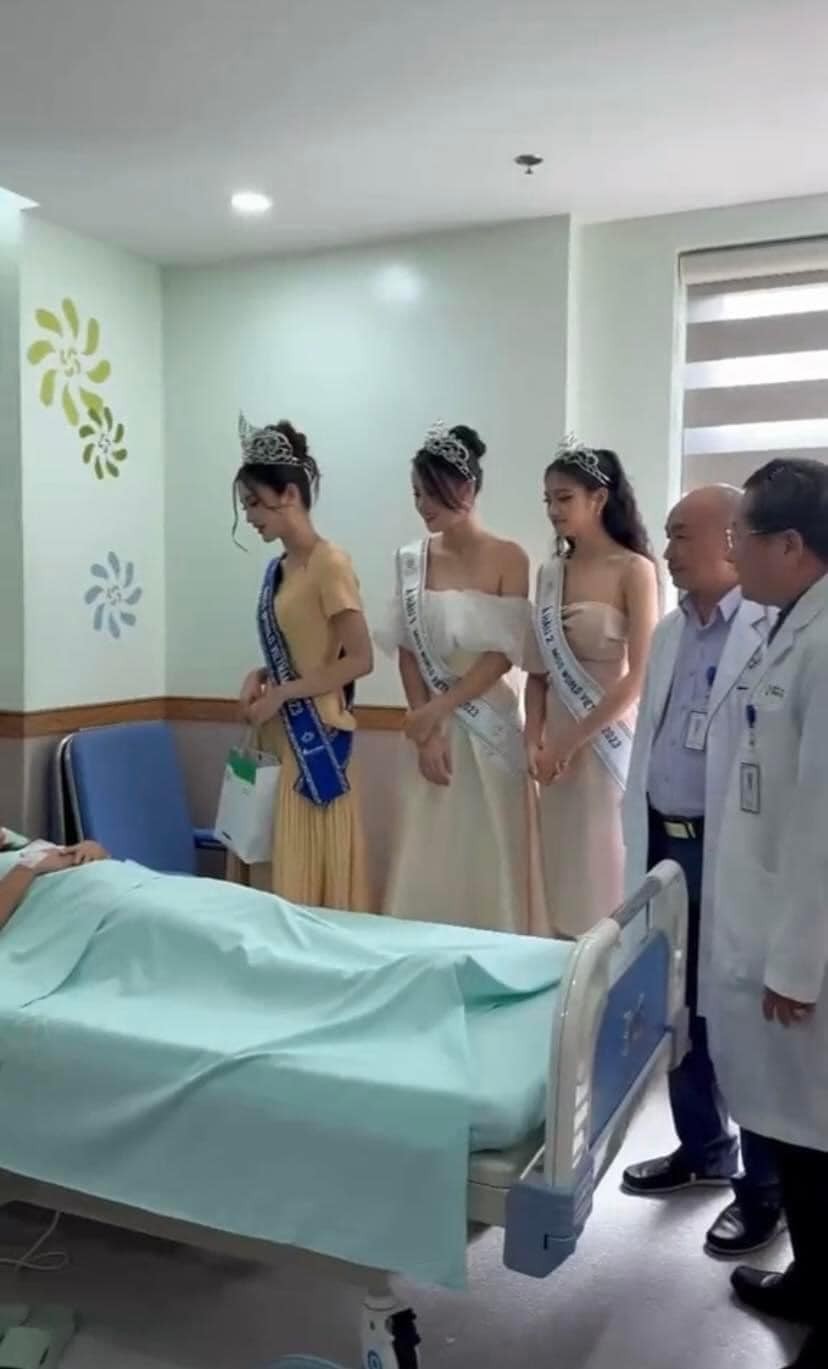 Bức ảnh top 3 Miss World Vietnam 2023 thăm bệnh nhân ở Bệnh viên 5 sao gây tranh cãi. Bức ảnh top 3 Miss World Vietnam 2023 thăm bệnh nhân ở Bệnh viên 5 sao gây tranh cãi.