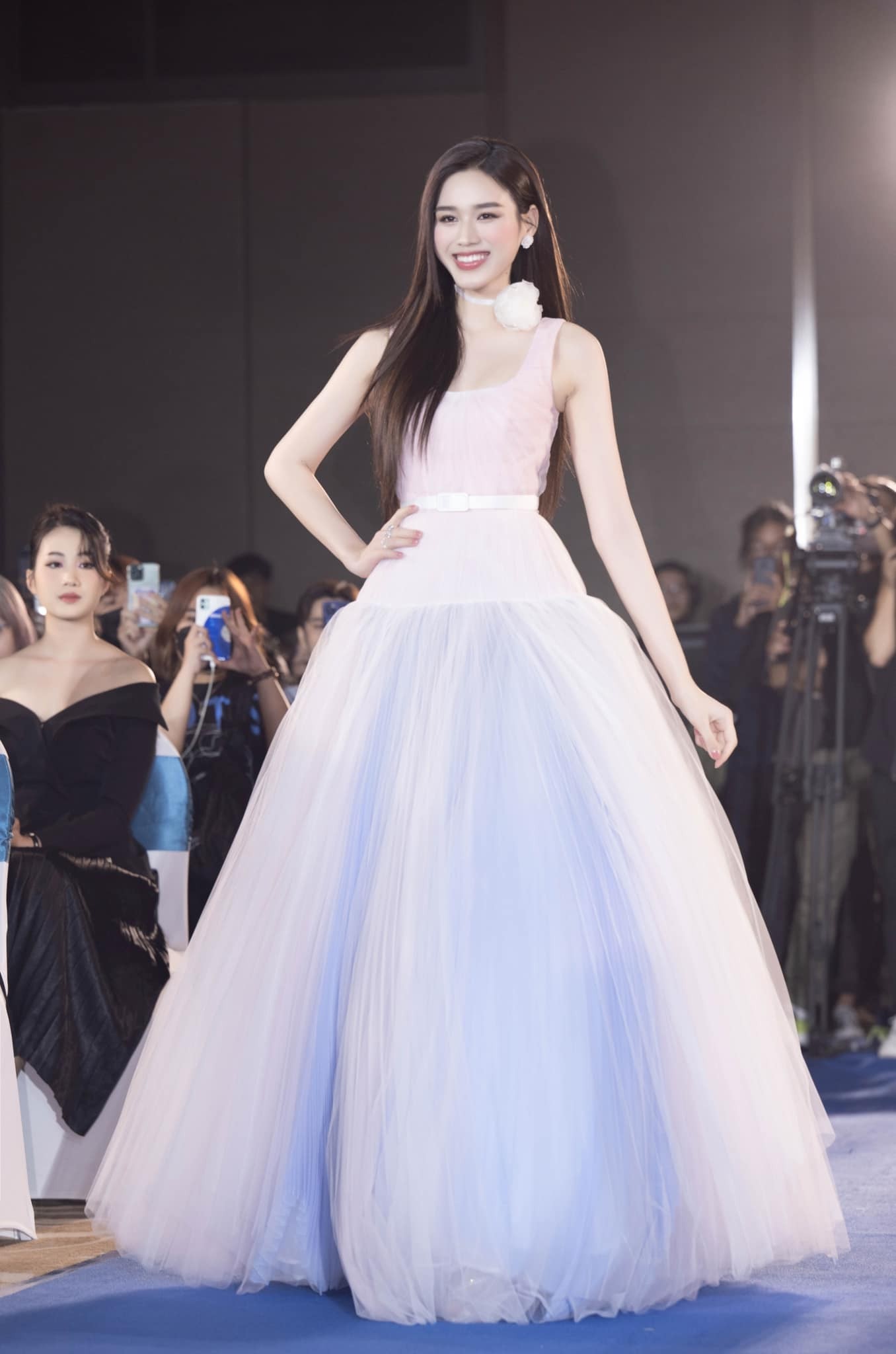 Đỗ Hà diện outfit xuống phố đơn giản nhưng khoe trọn vóc dáng khiến fan đổ 'đứ đừ' - Ảnh 8 Đỗ Hà diện outfit xuống phố đơn giản nhưng khoe trọn vóc dáng khiến fan đổ 'đứ đừ' - Ảnh 8