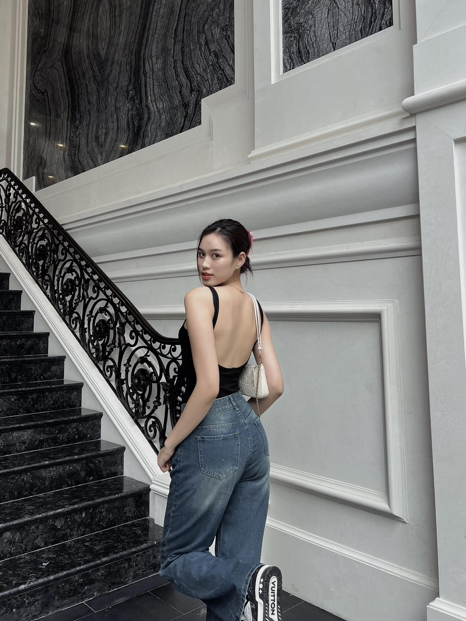 Đỗ Hà diện outfit xuống phố đơn giản nhưng khoe trọn vóc dáng khiến fan đổ 'đứ đừ' - Ảnh 3 Đỗ Hà diện outfit xuống phố đơn giản nhưng khoe trọn vóc dáng khiến fan đổ 'đứ đừ' - Ảnh 3