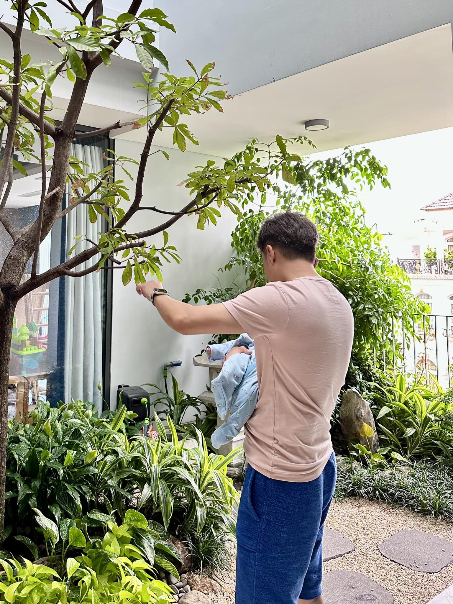 Cường Đô La hé lộ góc mặt nhóc tỳ Sutin, chăm con cực khéo khiến dân tình ngưỡng mộ - Ảnh 1 Cường Đô La hé lộ góc mặt nhóc tỳ Sutin, chăm con cực khéo khiến dân tình ngưỡng mộ - Ảnh 1