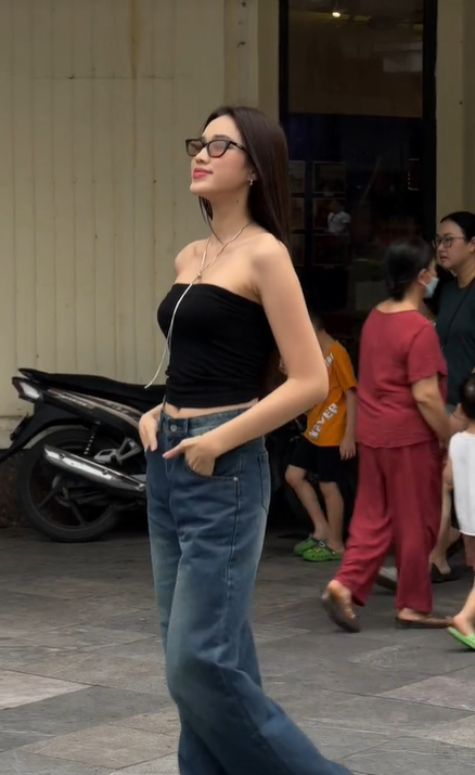 Đỗ Hà diện outfit xuống phố đơn giản nhưng khoe trọn vóc dáng khiến fan đổ 'đứ đừ' - Ảnh 2 Đỗ Hà diện outfit xuống phố đơn giản nhưng khoe trọn vóc dáng khiến fan đổ 'đứ đừ' - Ảnh 2