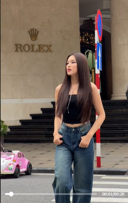 Đỗ Hà diện outfit xuống phố đơn giản nhưng khoe trọn vóc dáng khiến fan đổ 'đứ đừ' - Ảnh 1 Đỗ Hà diện outfit xuống phố đơn giản nhưng khoe trọn vóc dáng khiến fan đổ 'đứ đừ' - Ảnh 1
