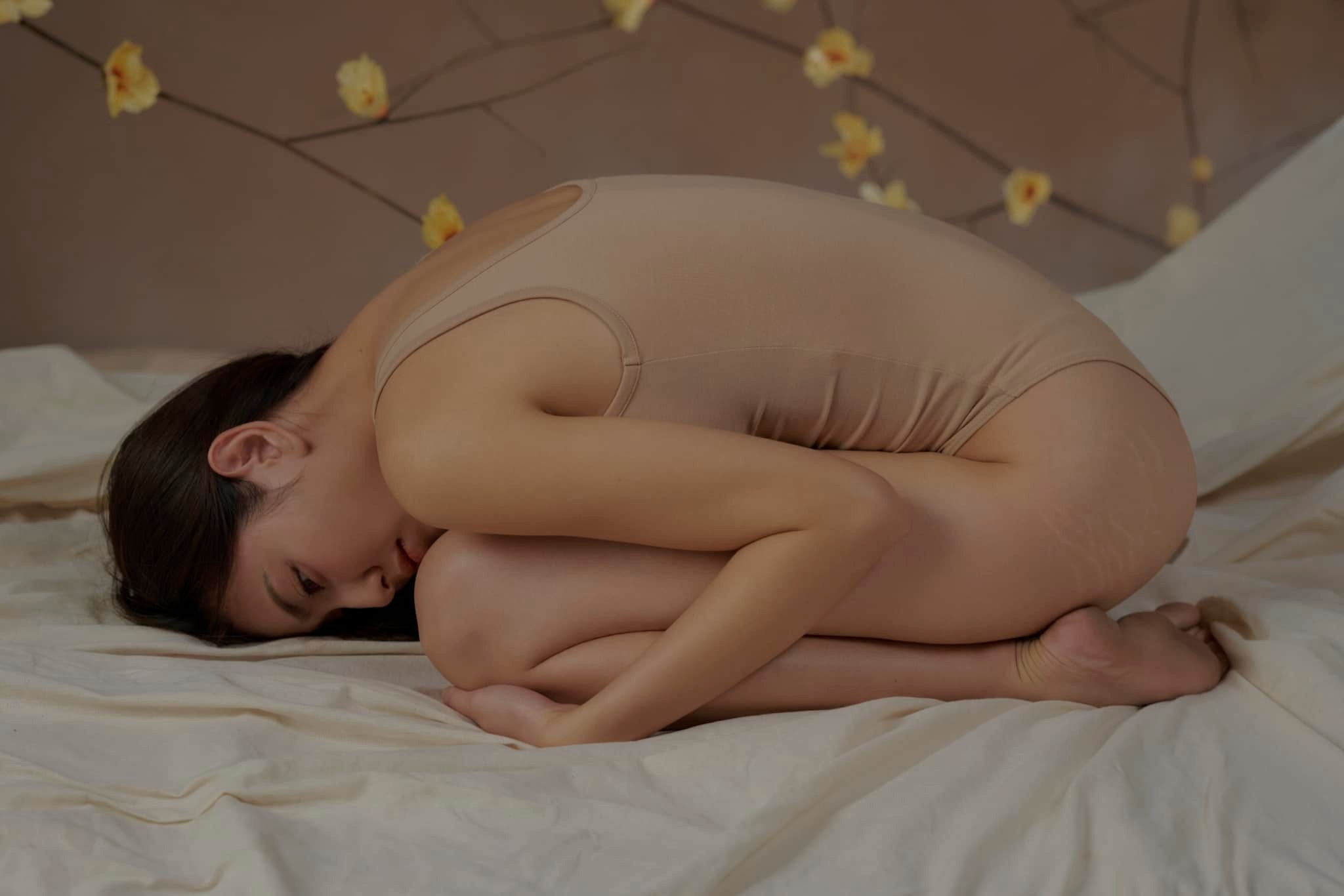 Hoa hậu Thùy Tiên đón tuổi 25 bằng bộ ảnh 'show' hết nhược điểm cơ thể bản thân - Ảnh 2