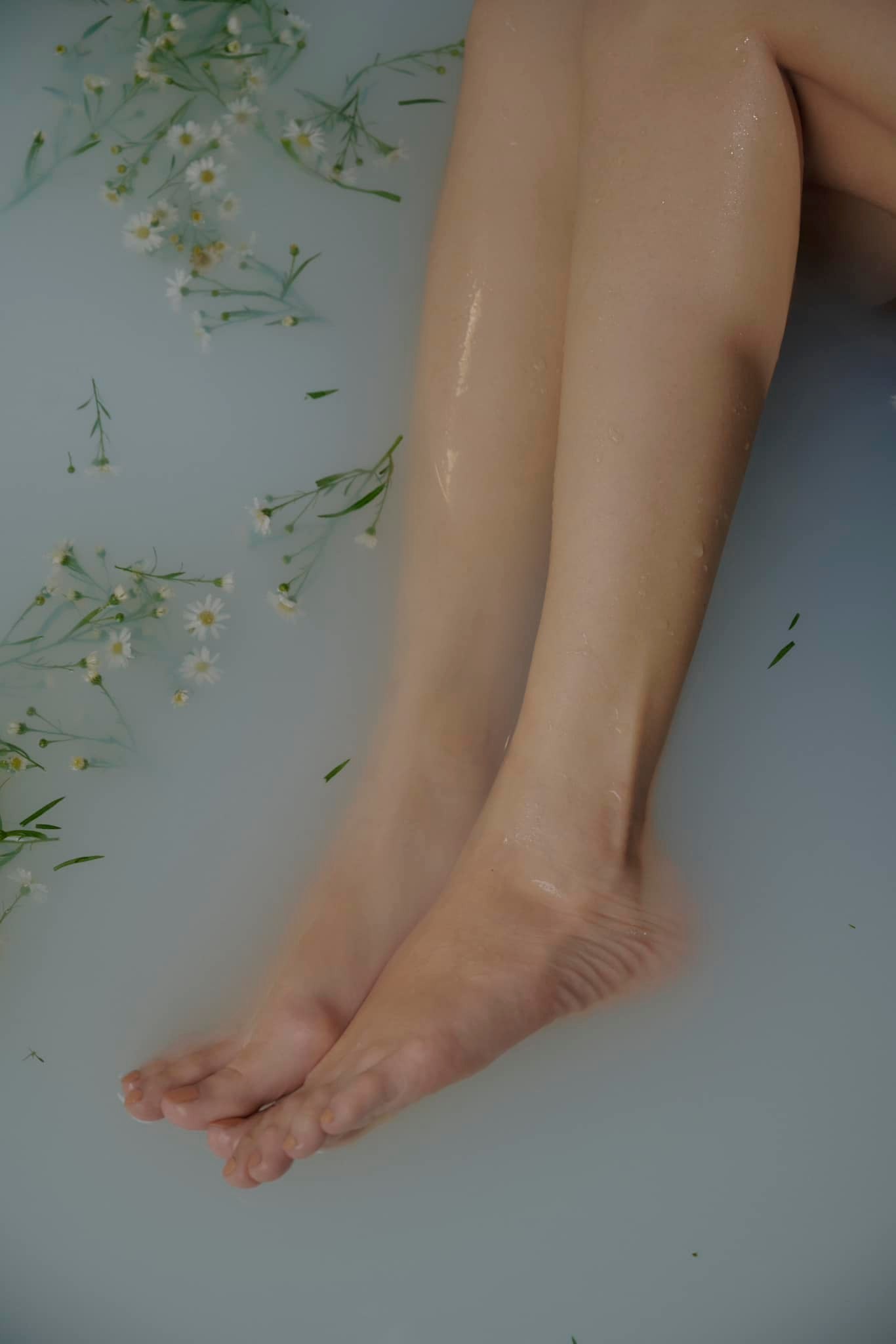 Hoa hậu Thùy Tiên đón tuổi 25 bằng bộ ảnh 'show' hết nhược điểm cơ thể bản thân - Ảnh 4