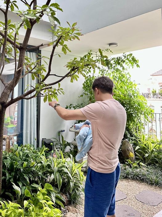 Cường Đô La dành nhiều thời gian chia sẻ công việc nhà, chăm con cái cùng vợ. Ảnh: FBNV. Cường Đô La dành nhiều thời gian chia sẻ công việc nhà, chăm con cái cùng vợ. Ảnh: FBNV.