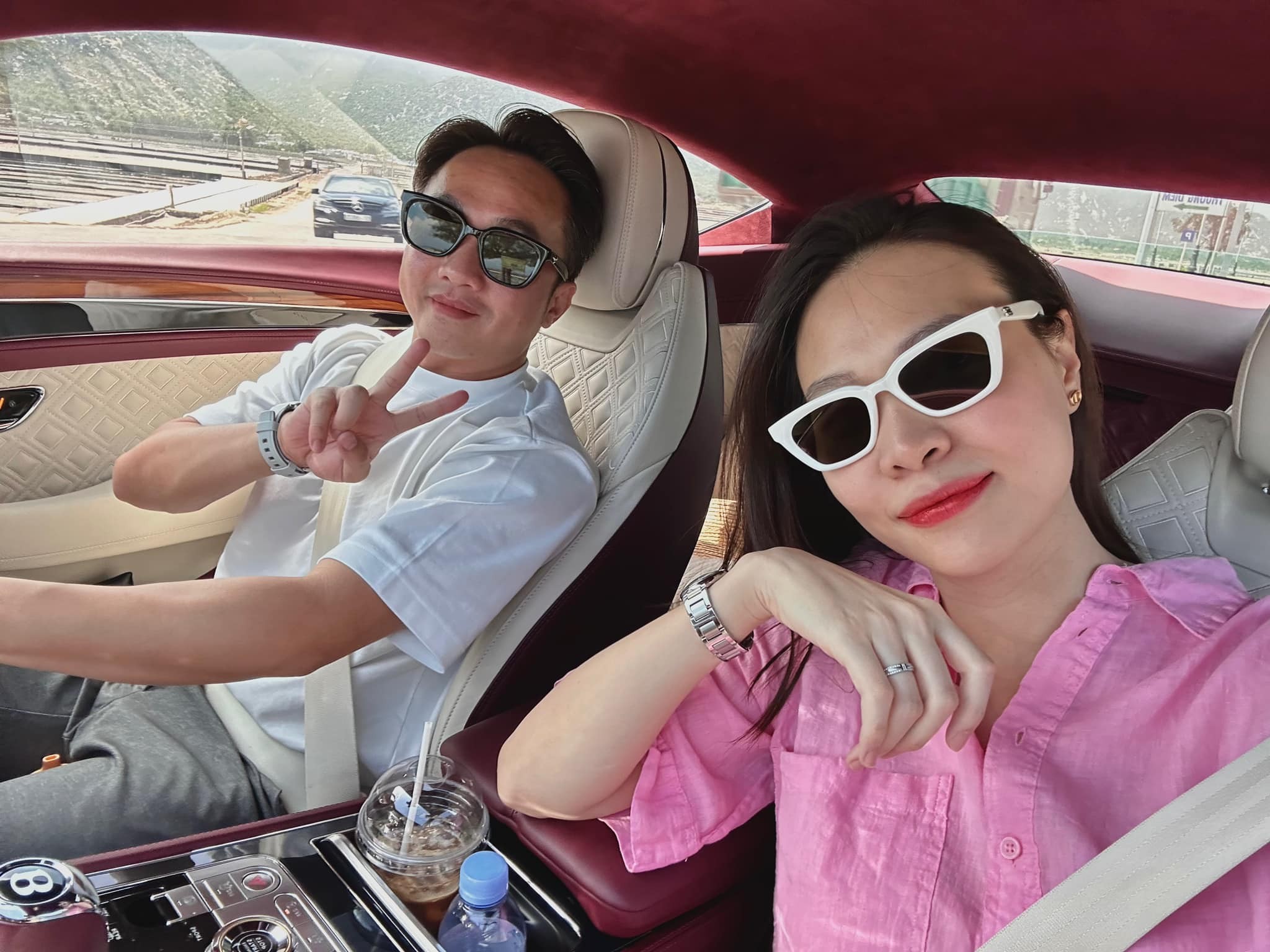 Cả hai vợ chồng ăn vận thoải mái, cựu người mẫu chọn áo sơ mi điệu hồng trông vô cùng trẻ trung. Ảnh: FBNV.