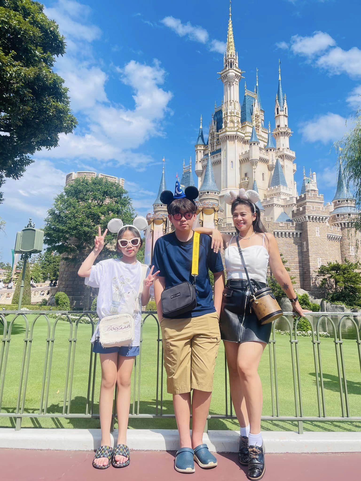 Nữ doanh nhân dành nhiều thời gian cho con đi du lịch mùa hè. Ảnh: FBNV.