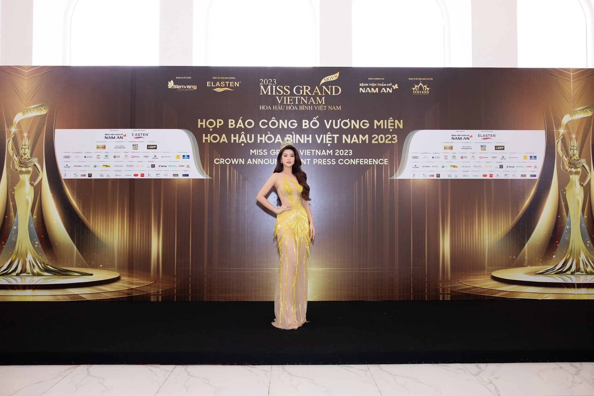 Đương kim Hoa hậu Miss Grand Vietnam 2022 diện đầm vàng khoe trọng vóc dáng tại sự kiện. 