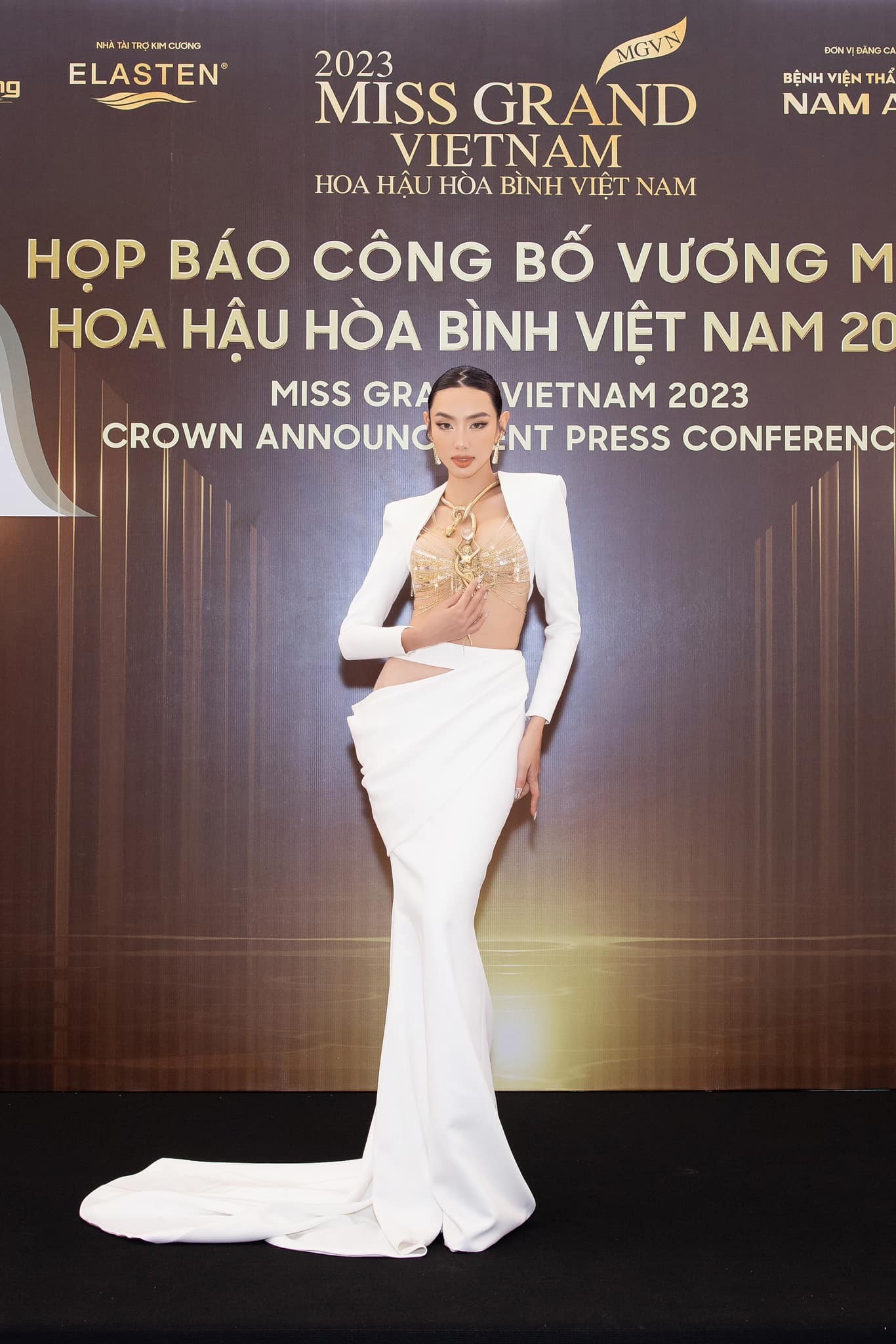 Hoa hậu Nguyễn Thúc Thùy Tiên diện đầm trắng quý phái, đầy quyền lực có biểu tượng của Miss Grand. Nàng hậu khiến dân tình xốn xang khi ngày càng xinh đẹp. 