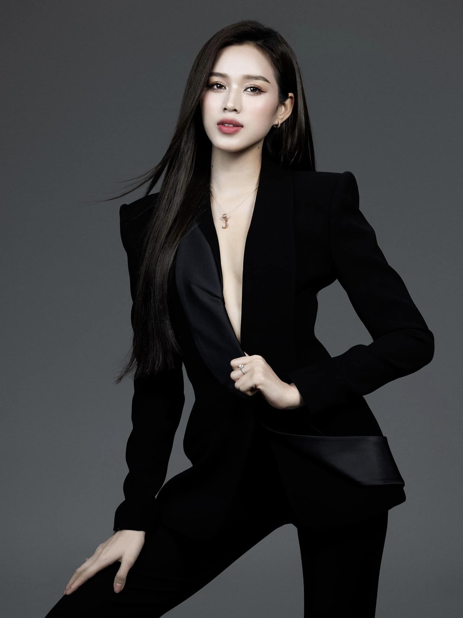 Không lộng lẫy, không makeup cầu kì, Đỗ Hà xuất hiện ở Hàn Quốc vẫn khoe trọn được lợi thế của bản thân - Ảnh 2 Không lộng lẫy, không makeup cầu kì, Đỗ Hà xuất hiện ở Hàn Quốc vẫn khoe trọn được lợi thế của bản thân - Ảnh 2