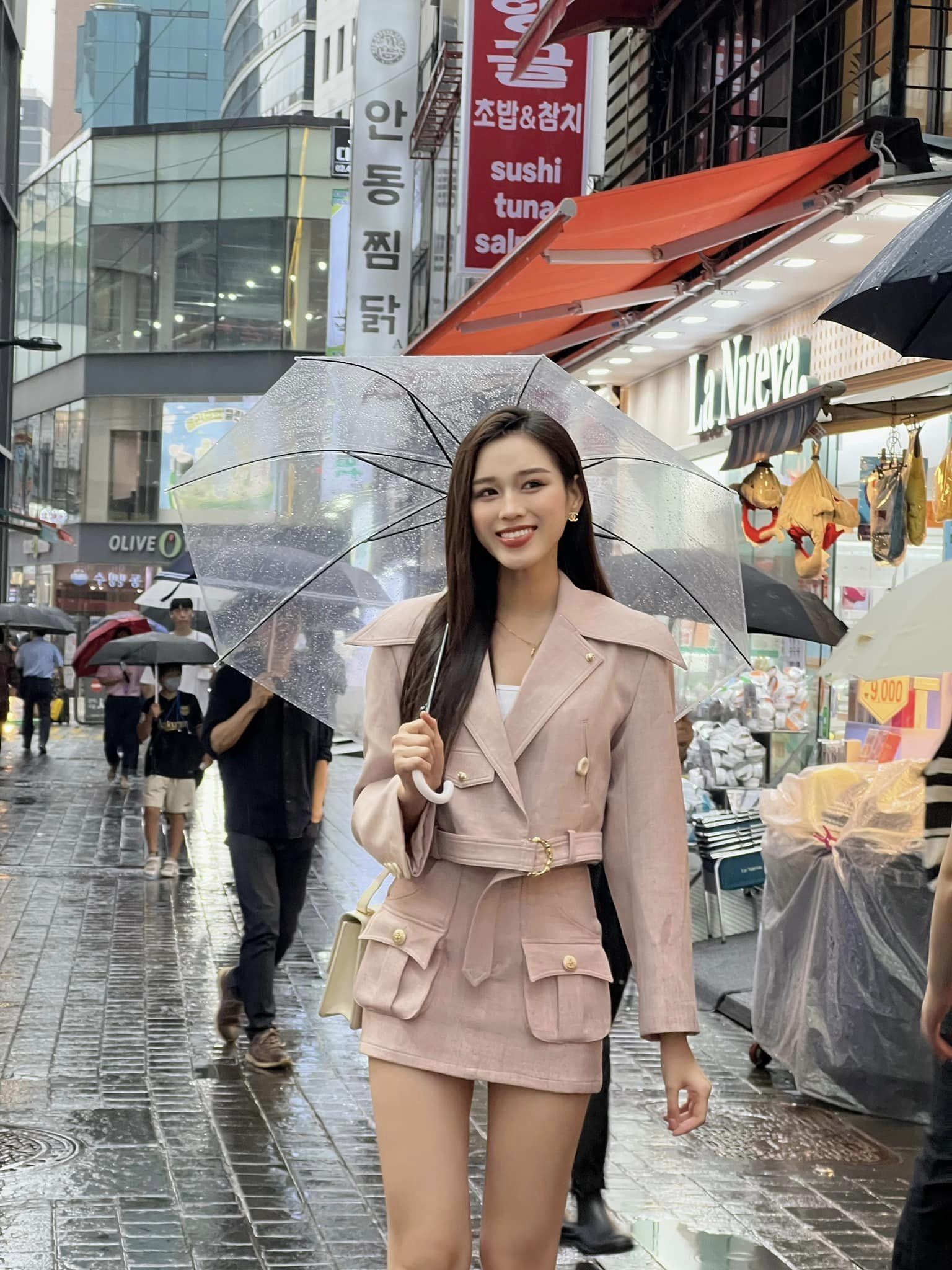 Không lộng lẫy, không makeup cầu kì, Đỗ Hà xuất hiện ở Hàn Quốc vẫn khoe trọn được lợi thế của bản thân - Ảnh 1 Không lộng lẫy, không makeup cầu kì, Đỗ Hà xuất hiện ở Hàn Quốc vẫn khoe trọn được lợi thế của bản thân - Ảnh 1