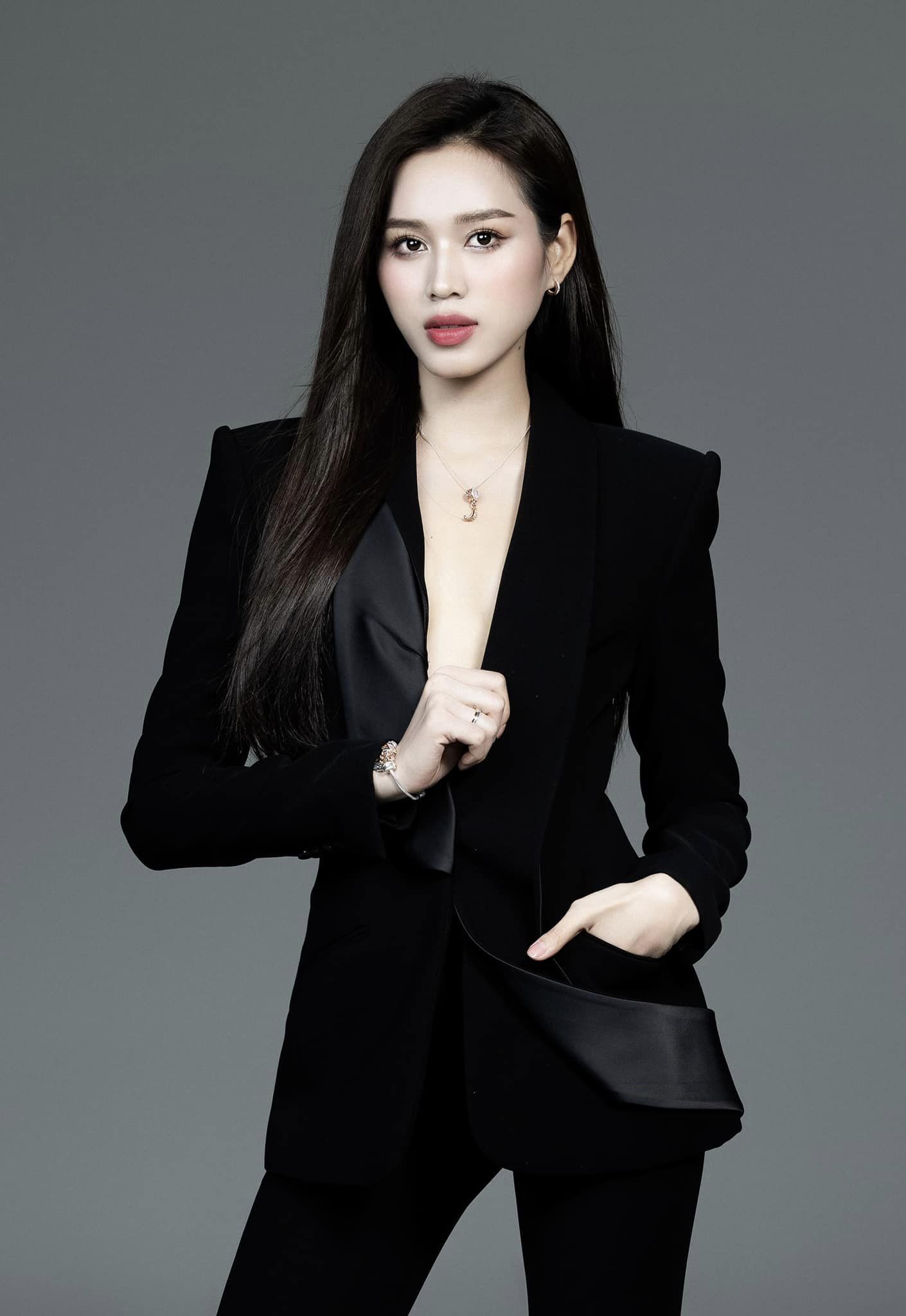 Đỗ Hà bất ngờ khi diện vest. Ảnh: FBNV Đỗ Hà bất ngờ khi diện vest. Ảnh: FBNV