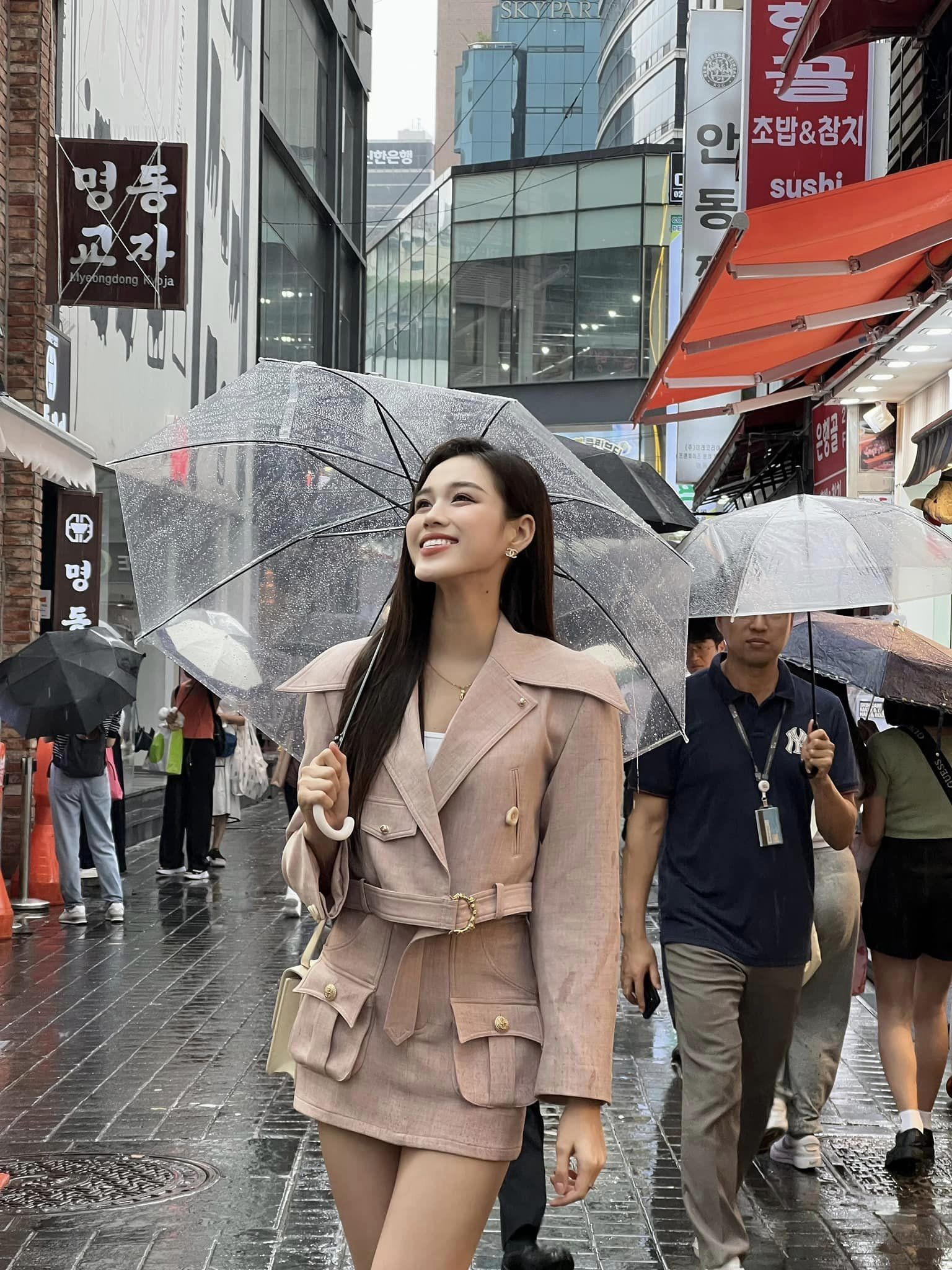 Đỗ Hà thả dáng ở đường phố Seoul. Ảnh: FBNV. Đỗ Hà thả dáng ở đường phố Seoul. Ảnh: FBNV. 