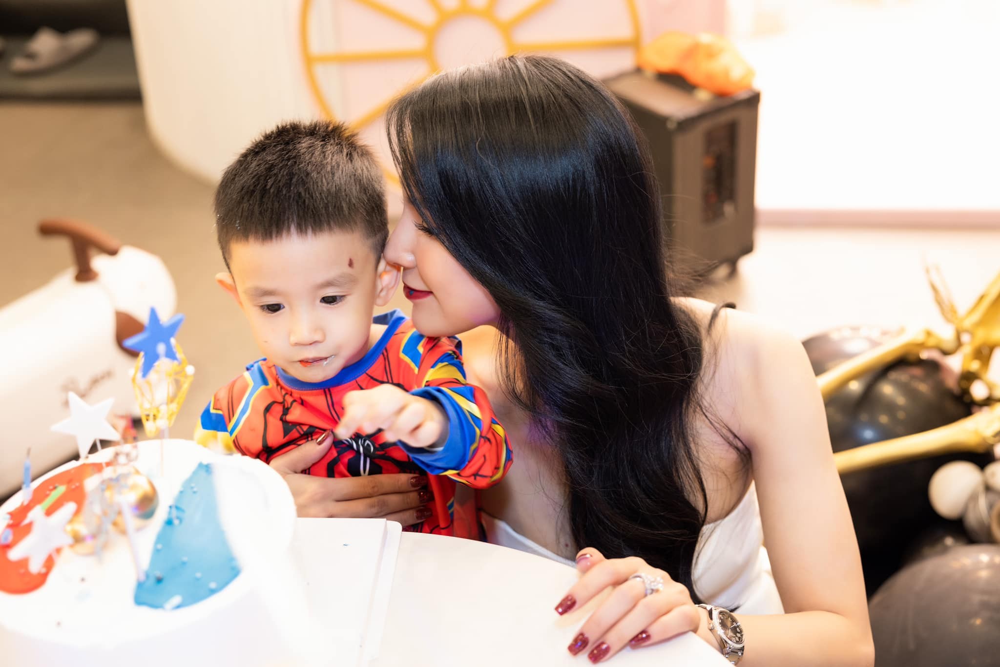Diệp Lâm Anh và cậu con trai. Ảnh: FBNV. Diệp Lâm Anh và cậu con trai. Ảnh: FBNV. 