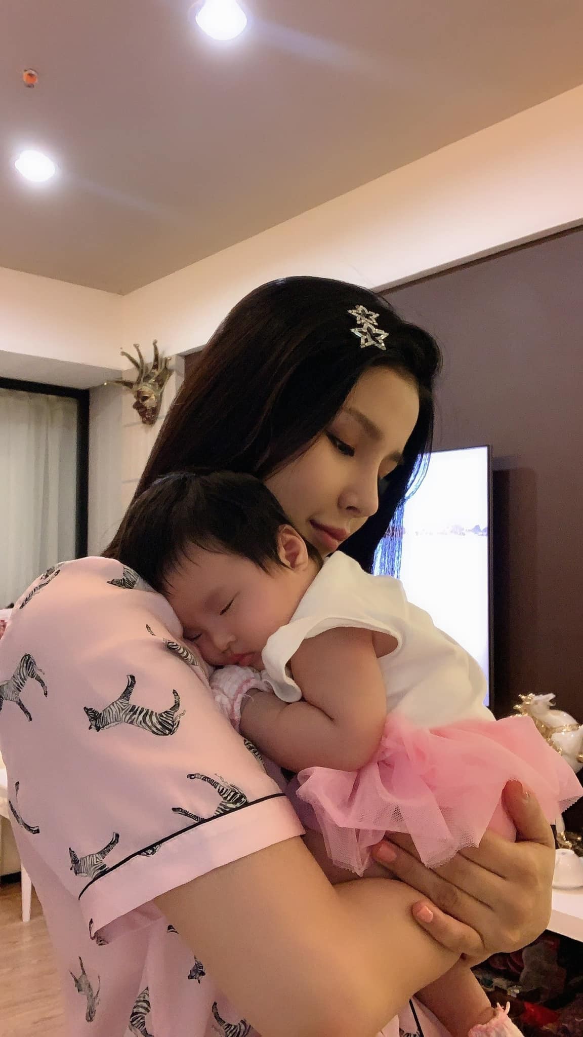Diệp Lâm Anh cho biết bản thân cô rất 'bện' hơi con, dù bận thế nào cũng ôm con ngủ. Ảnh: FBNV Diệp Lâm Anh cho biết bản thân cô rất 'bện' hơi con, dù bận thế nào cũng ôm con ngủ. Ảnh: FBNV