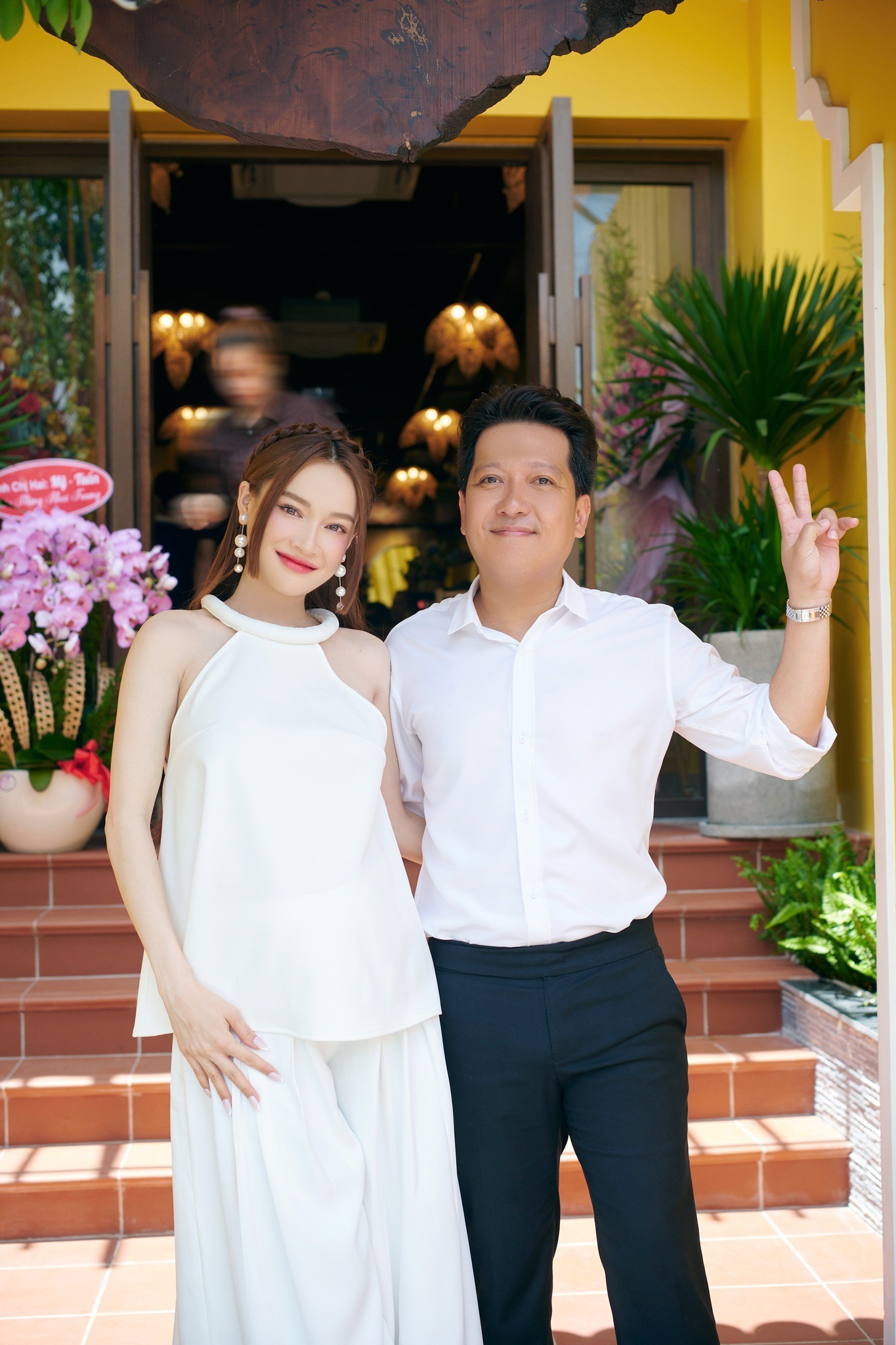 Trường Giang được khen rất kĩ tính, chu đáo, chăm sóc Nhã Phương 'cưng như trứng'. Ảnh: FBNV