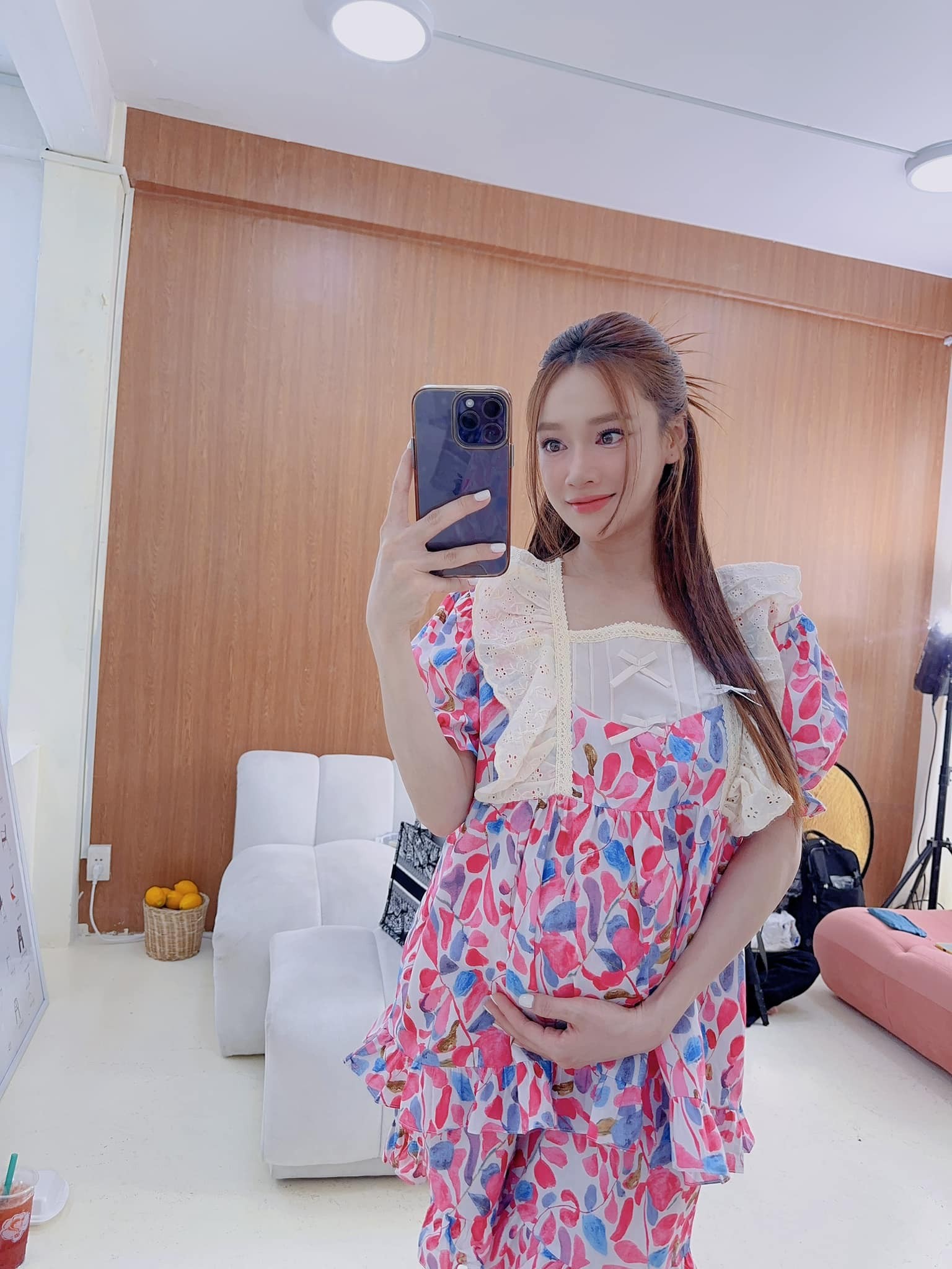 Vóc dáng của Nhã Phương ở những tháng cuối thai kì khiến nhiều người ngưỡng mộ. Ảnh: FBNV. 