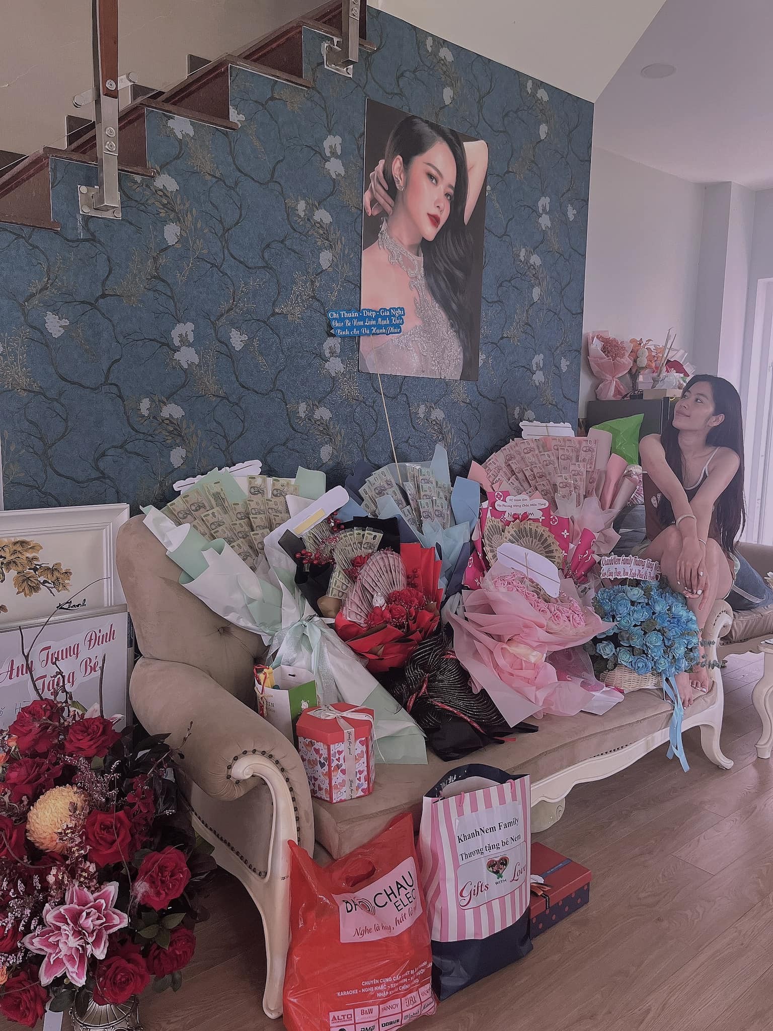 Những món quà mà Nam Em nhận được sau một đêm diễn. Ảnh: FBNV. 