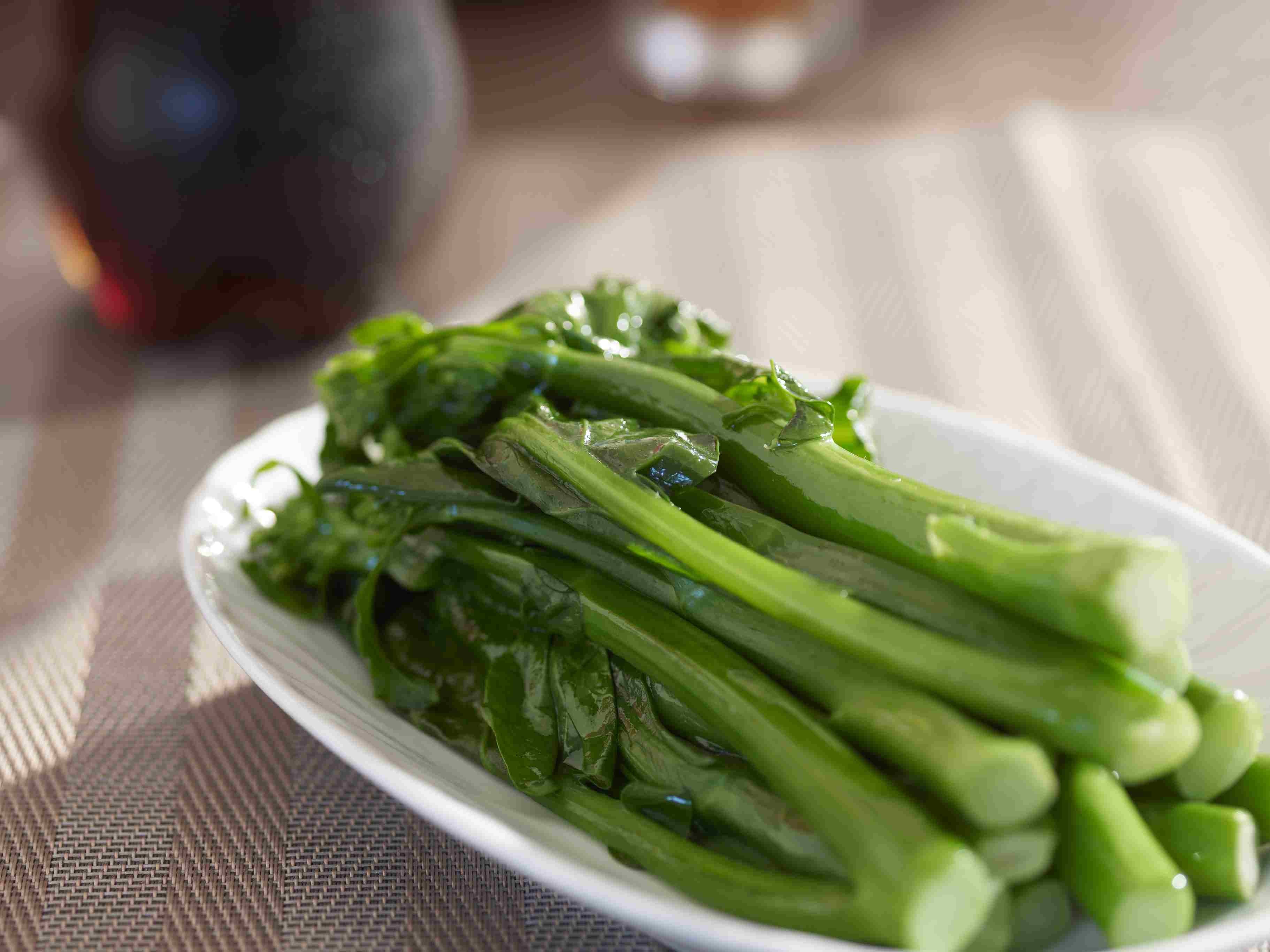 Không nên ăn rau đã chế biến qua đêm. Không nên ăn rau đã chế biến qua đêm. 
