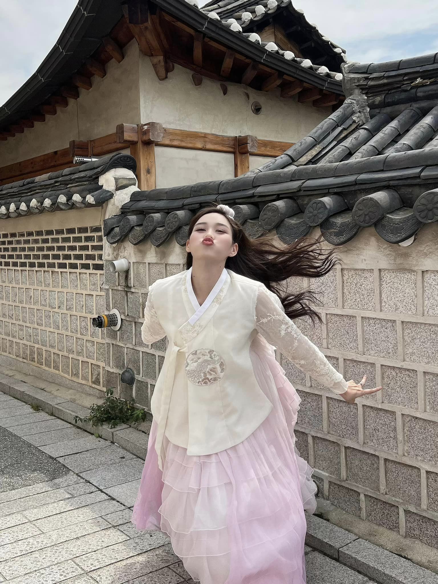 Đỗ Hà diện hanbok Hàn Quốc khiến dân tình xuýt xoa - Ảnh 3 Đỗ Hà diện hanbok Hàn Quốc khiến dân tình xuýt xoa - Ảnh 3