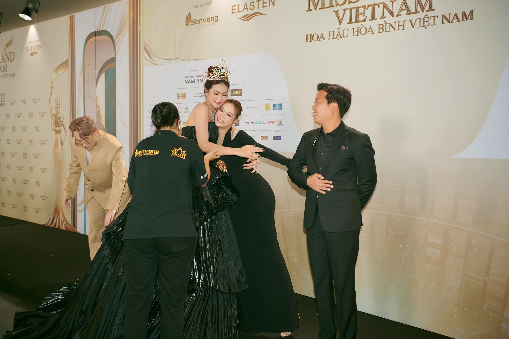 Vợ chồng Nhã Phương và Phát La đến cổ vũ cho Thiên Ân. Ảnh: FBNV.