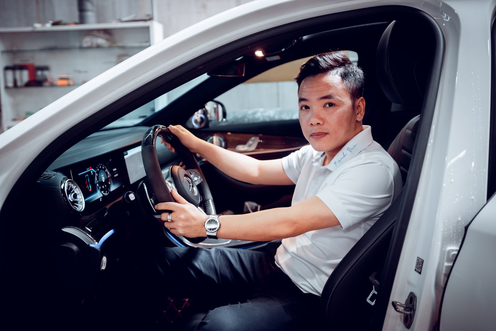 CEO & Founder MMK Auto Mạnh Đức - chủ sở hữu gara hơn 1000m2 chuyên về đồ chơi ô tô. CEO & Founder MMK Auto Mạnh Đức - chủ sở hữu gara hơn 1000m2 chuyên về đồ chơi ô tô.
