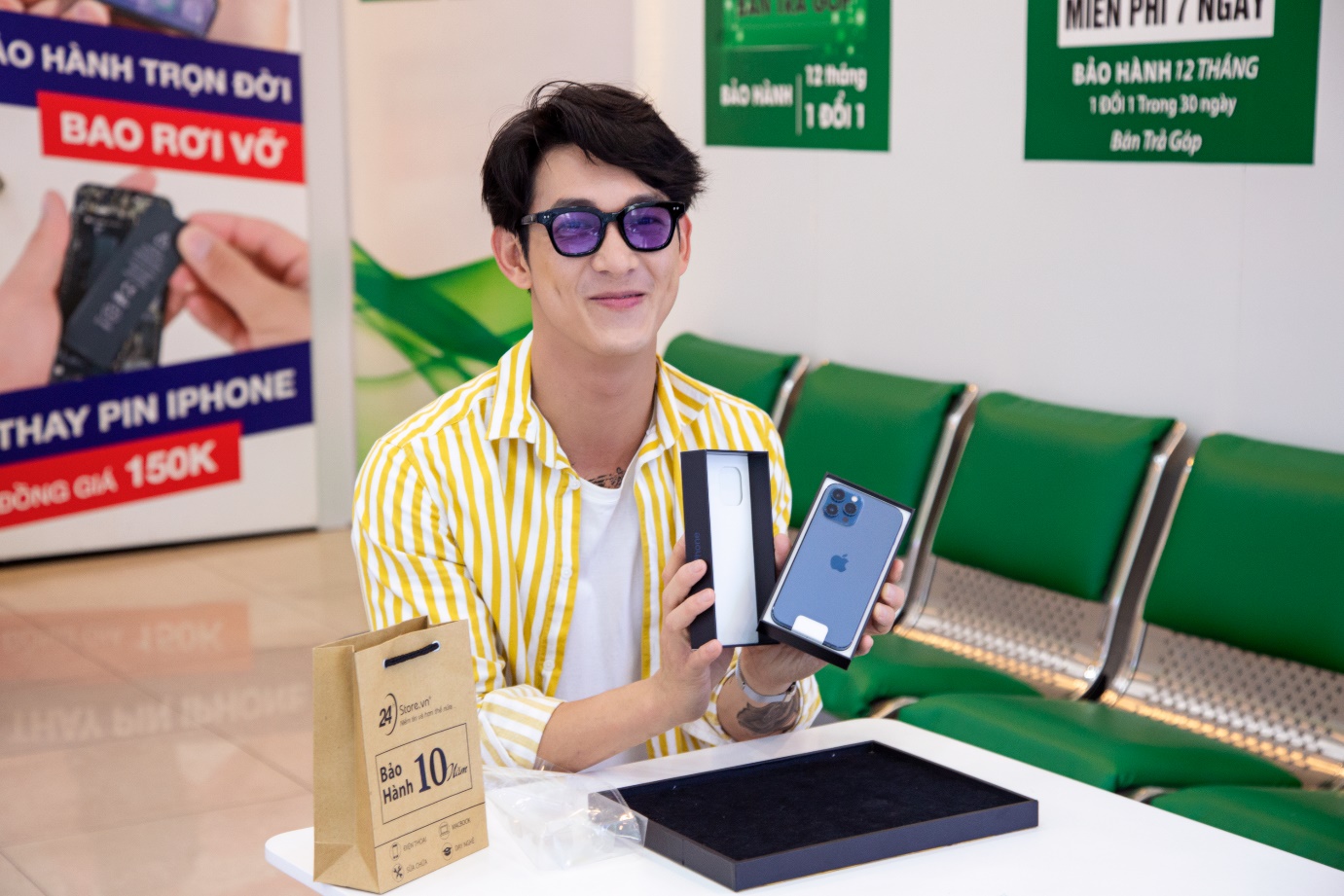 Ca sĩ Song Luân hào hứng đập hộp chiếc iPhone 12 Pro Max mới mua sau nhiều lần bỏ lỡ vì công việc