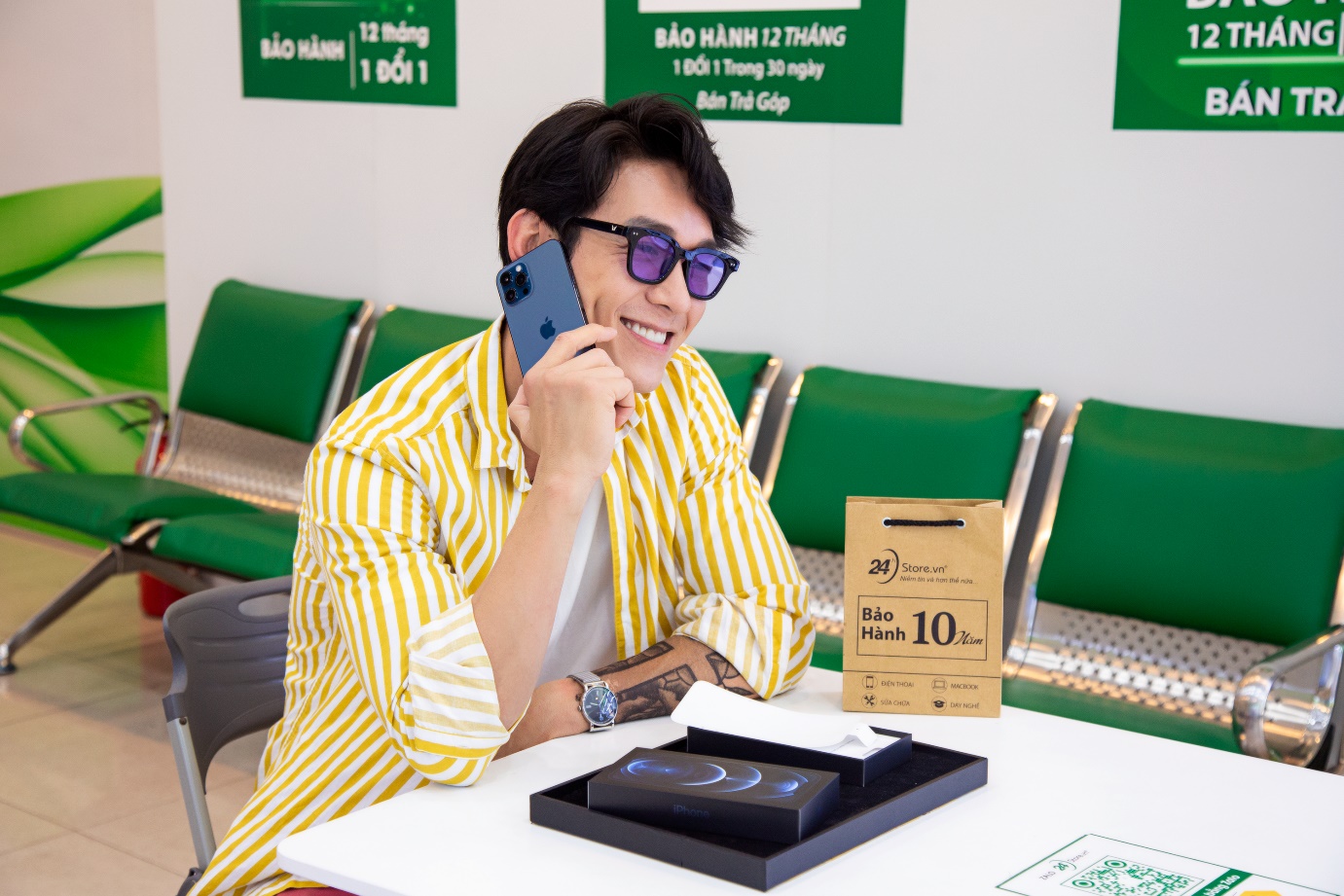 Ca sĩ Song Luân kiểm tra tính năng nghe gọi của chiếc iPhone 12 Pro Max, hoàn toàn hài lòng về chất lượng máy