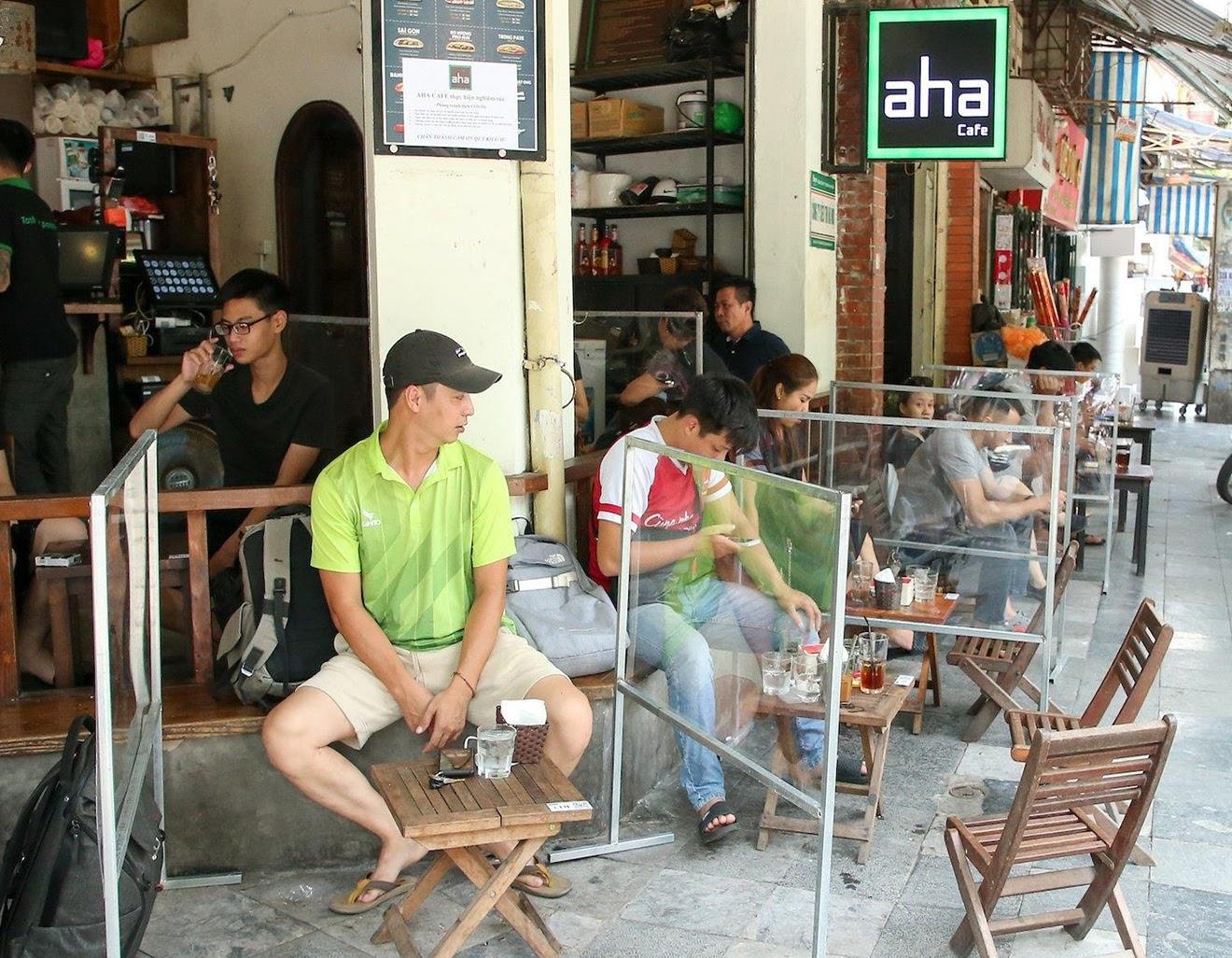 Quán Aha cafe sử dụng các tấm kính chắn để giữ an toàn cho khách hàng