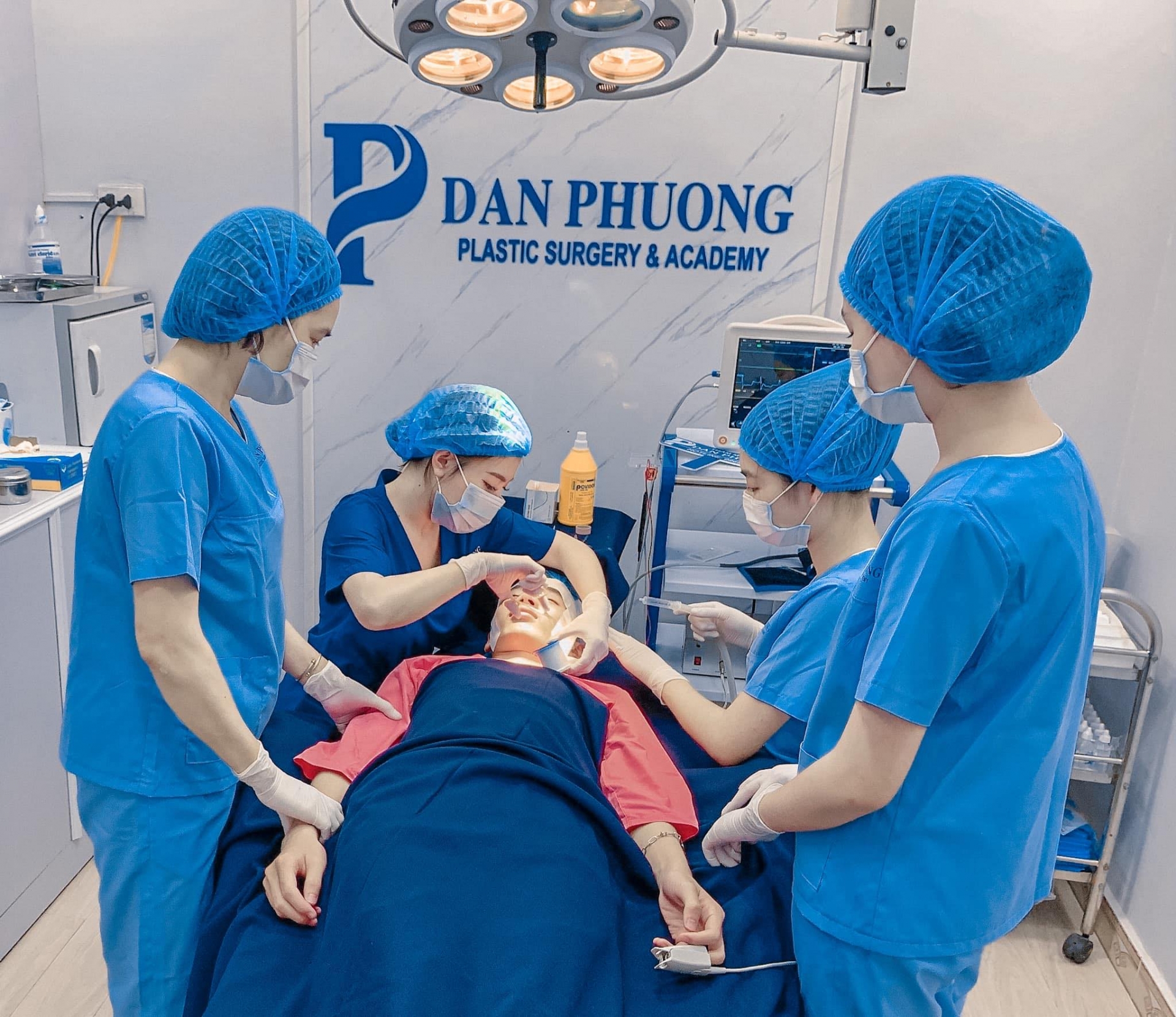 Các chuyên viên đang chăm sóc cho khách hàng tại Đan Phương Beauty Center