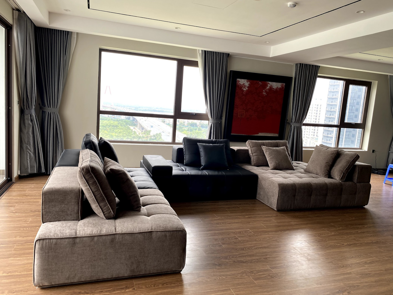 Để đảm bảo chất lượng tốt nhất và theo yêu cầu cụ thể của khách hàng, sản phẩm của Topsofa đều được đặt thiết kế và gia công riêng. 