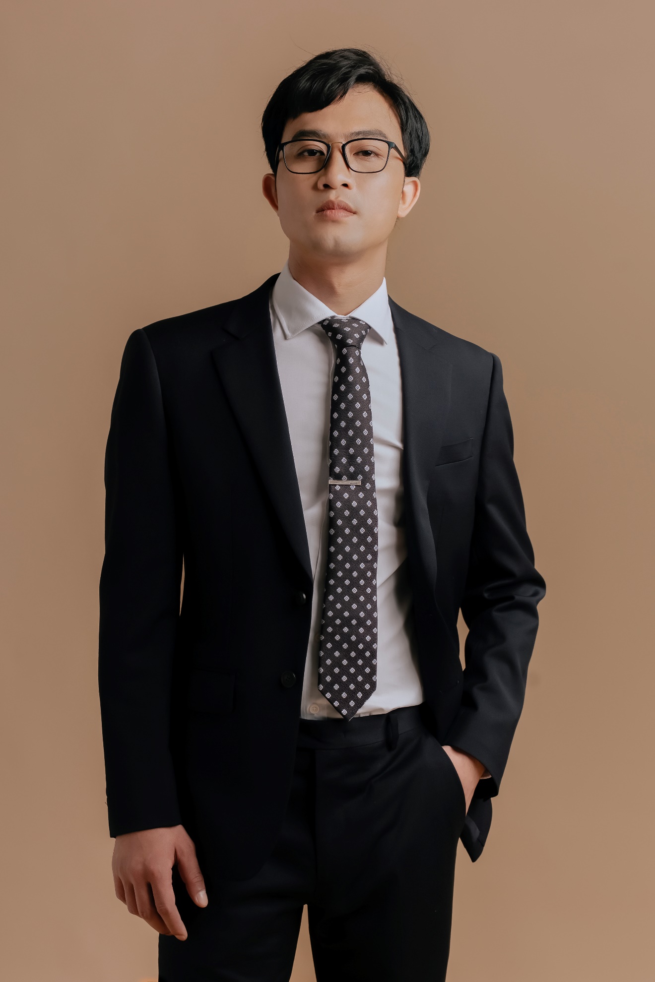 Hình ảnh nam diễn viên đeo kính rất trí thức kết hợp vest và cravat khiến khán giả bất ngờ Hình ảnh nam diễn viên đeo kính rất trí thức kết hợp vest và cravat khiến khán giả bất ngờ