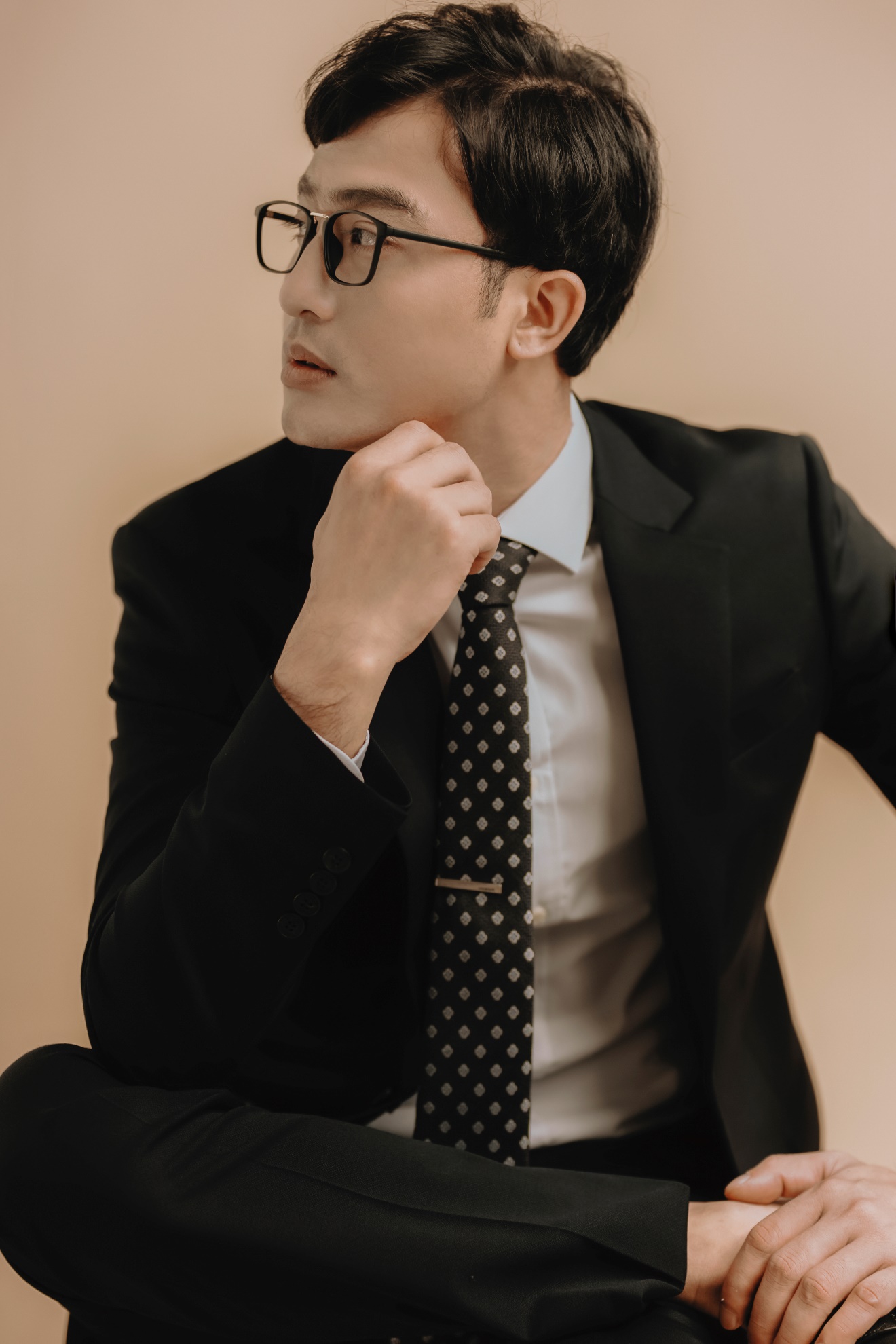 Doãn Quốc Đam diện áo sơ mi trắng, mặc quần âu trông vô cùng bảnh bao, lịch lãm Doãn Quốc Đam diện áo sơ mi trắng, mặc quần âu trông vô cùng bảnh bao, lịch lãm