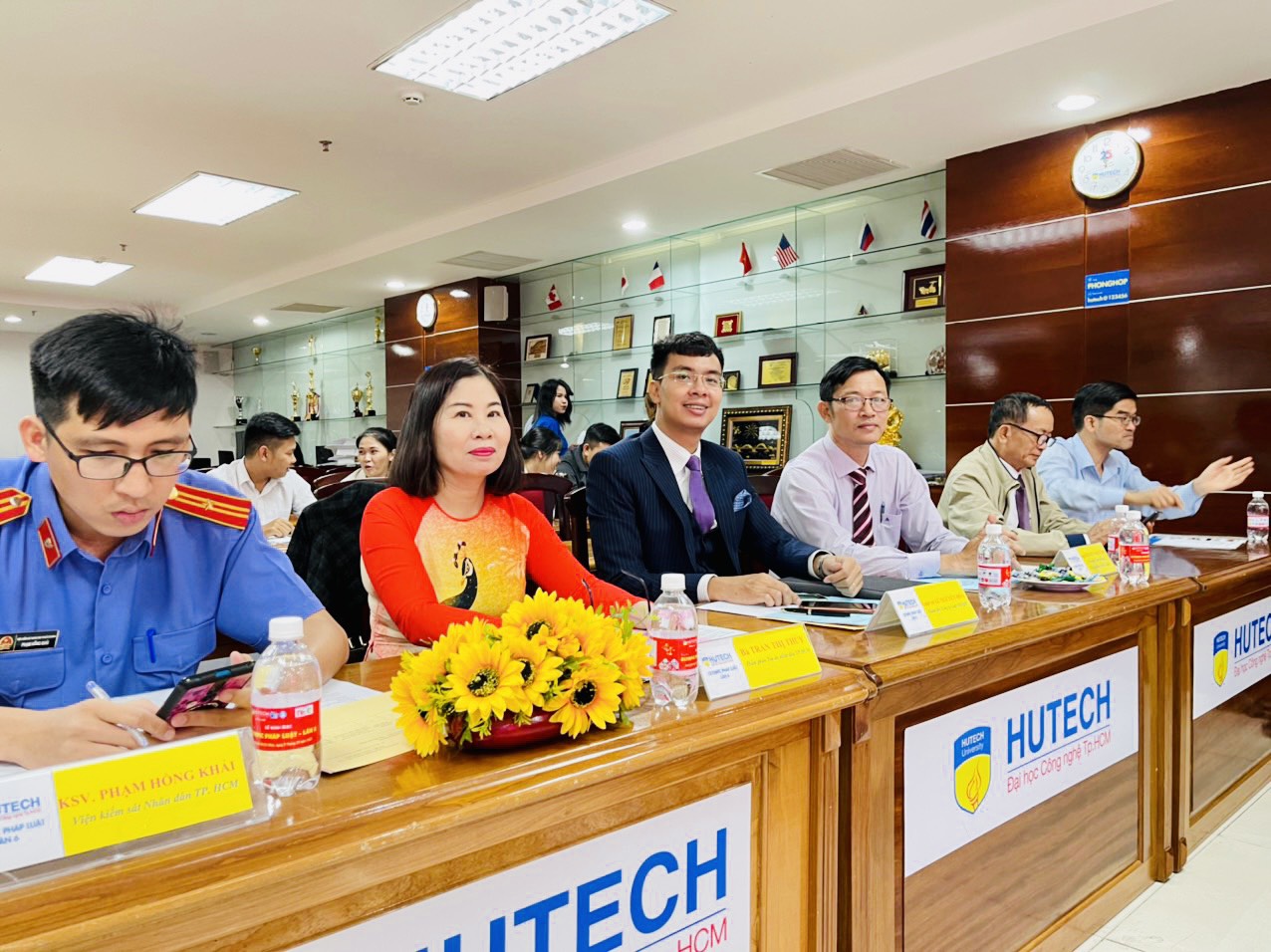 Luật sư Lê Nguyên Hòa là thành viên Giám khảo cuộc thi Chung kết Olympic Pháp luật tại trường ĐH Hutech Luật sư Lê Nguyên Hòa là thành viên Giám khảo cuộc thi Chung kết Olympic Pháp luật tại trường ĐH Hutech