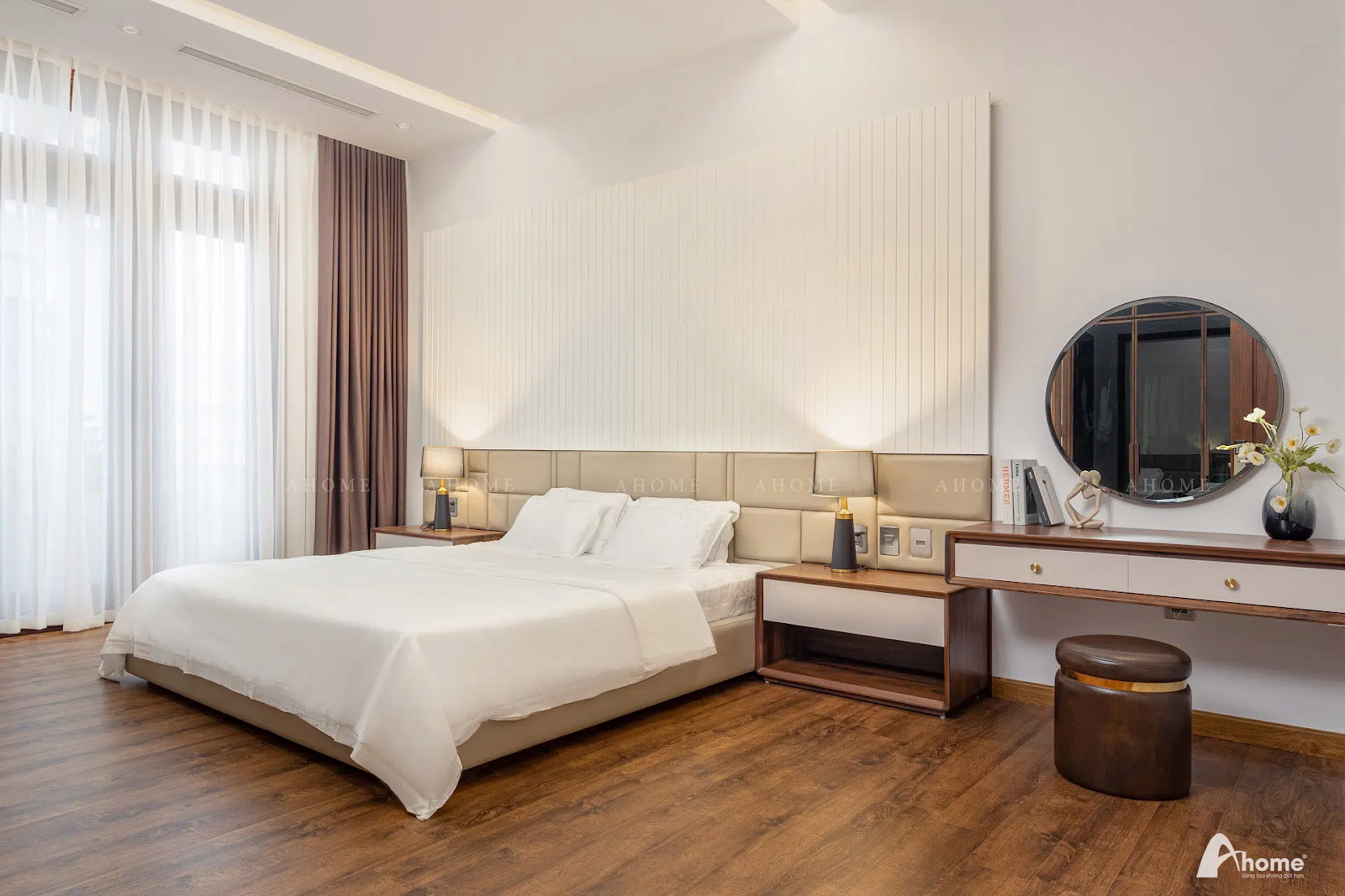 Không gian phòng ngủ với gỗ Óc Chó đơn giản nhưng tinh tế