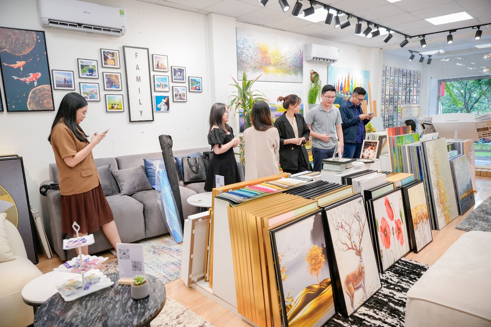 Lý do giới trẻ hiện nay mê tít xu hướng tranh treo tường Viet Canvas - Ảnh 1