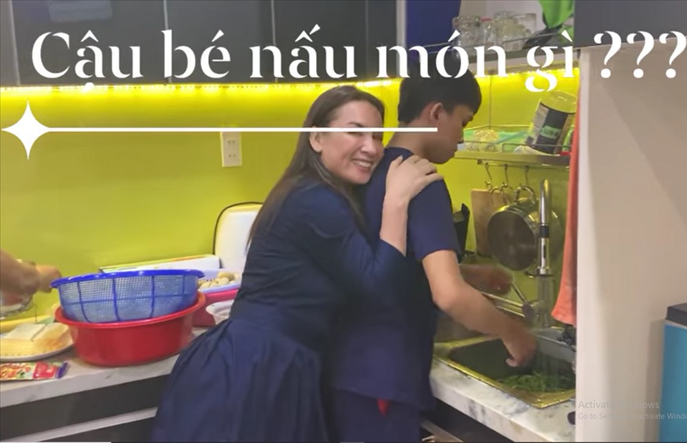 Hồ Văn Cường đã tự giác hơn và làm việc nhà phụ mẹ. Ảnh: internet