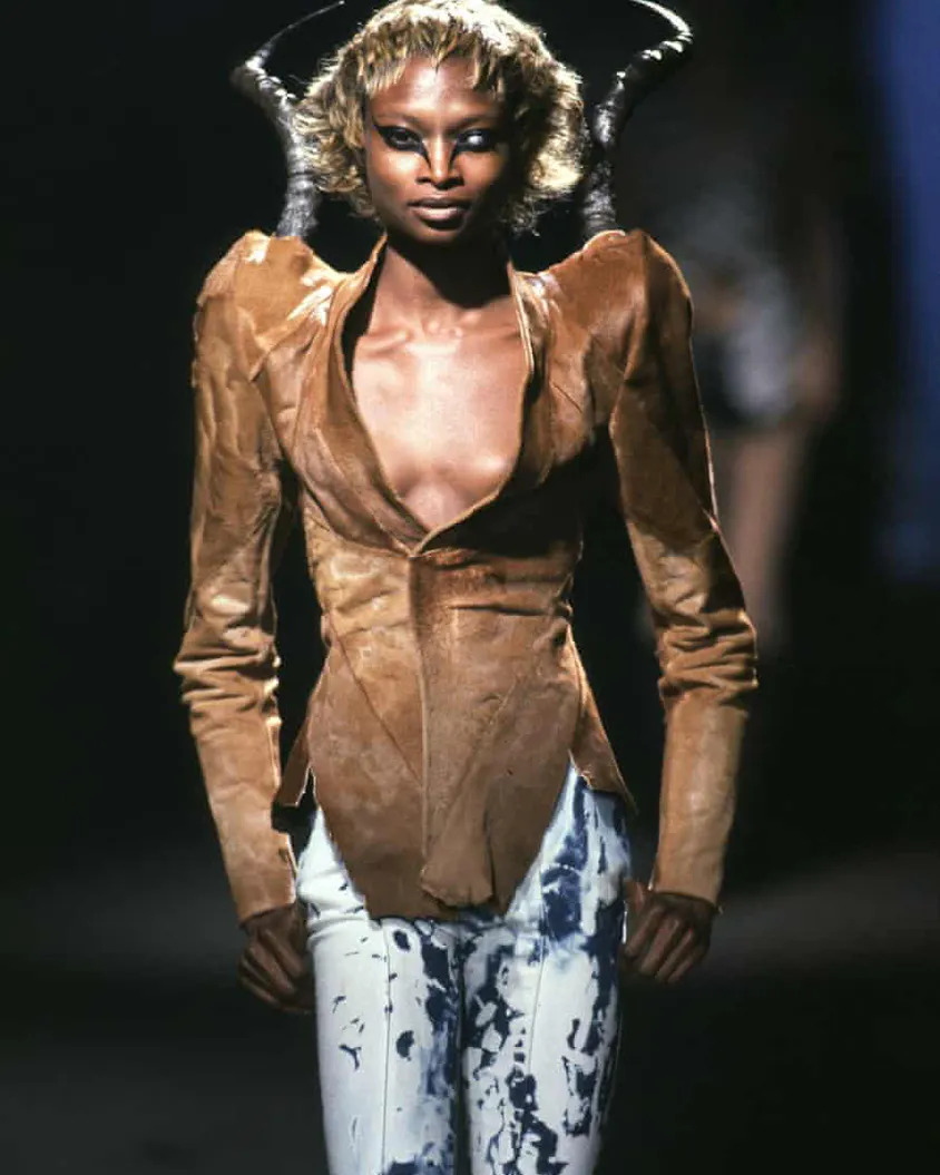 McQueen và những ý tưởng thời trang đầy táo bạo - Ảnh 2