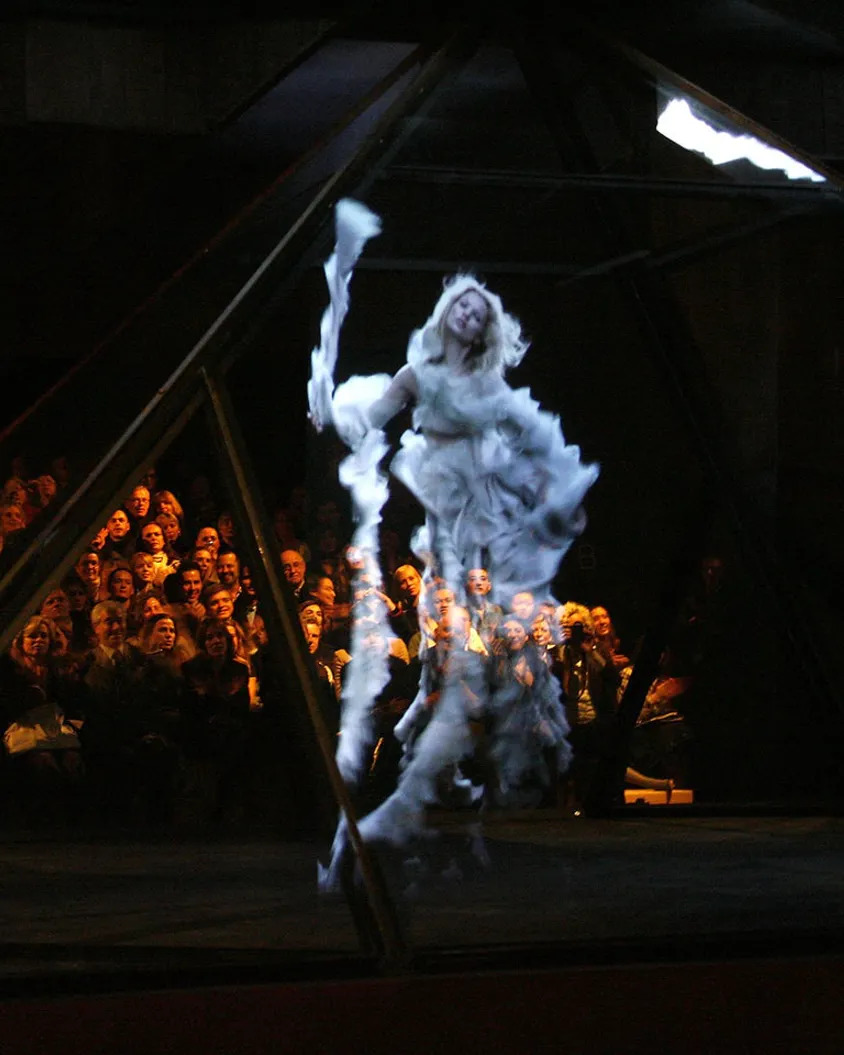 McQueen và những ý tưởng thời trang đầy táo bạo - Ảnh 5