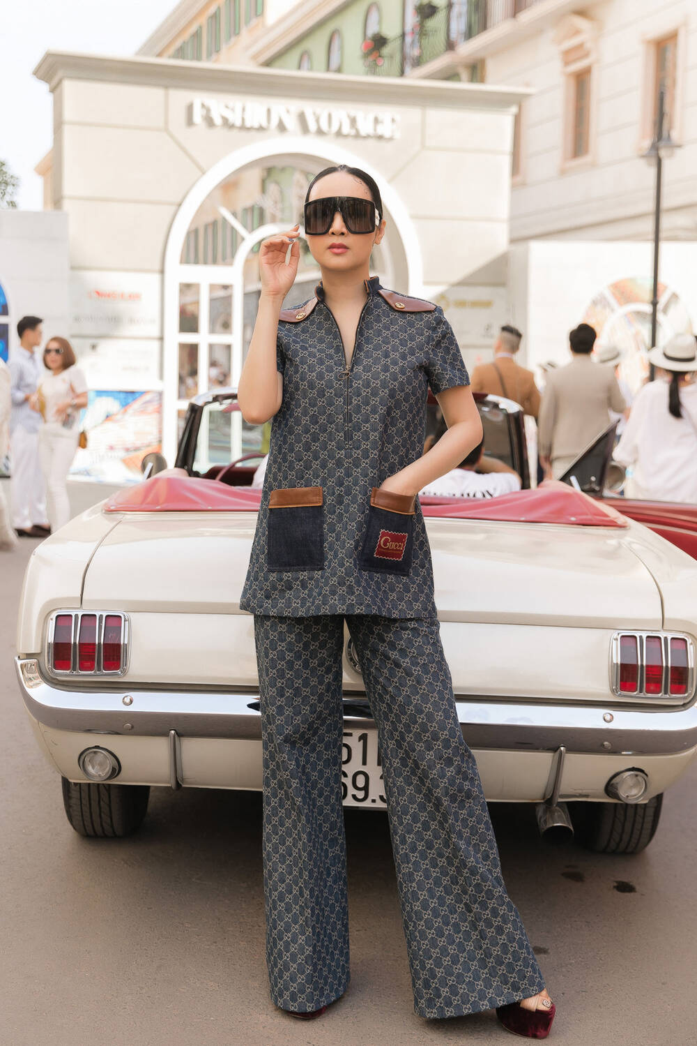 Sao Việt bắt tay nhau 'chặt chém' thảm đỏ show Fashion Voyage - Ảnh 6 Sao Việt bắt tay nhau 'chặt chém' thảm đỏ show Fashion Voyage - Ảnh 6